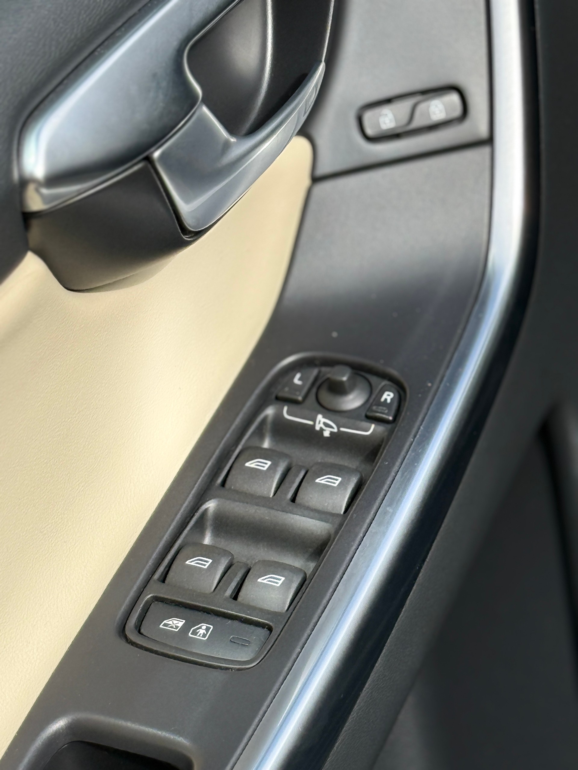 VOLVO XC60 D5 AWD R-Design Geartronic-image-20