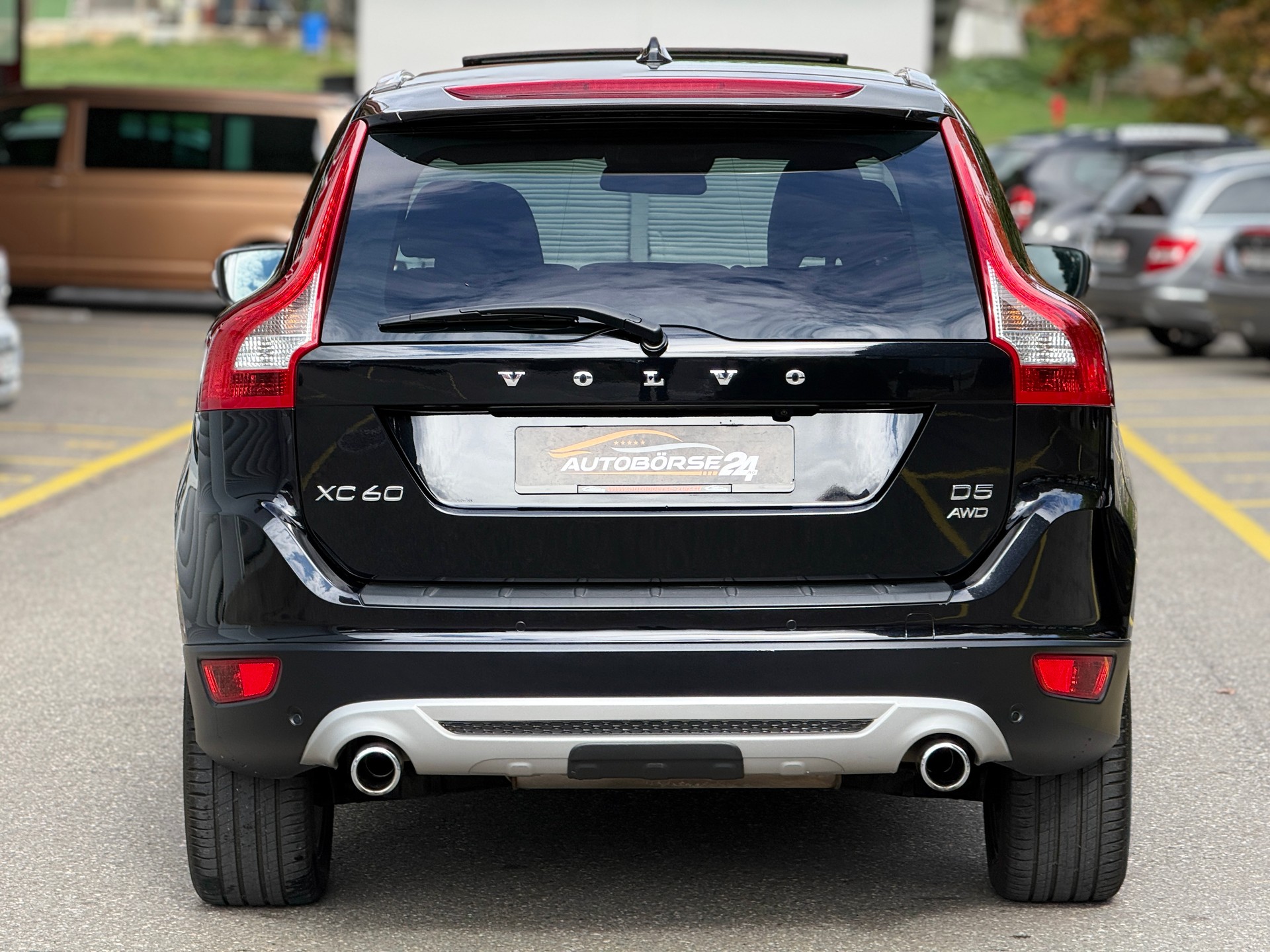 VOLVO XC60 D5 AWD R-Design Geartronic-image-5