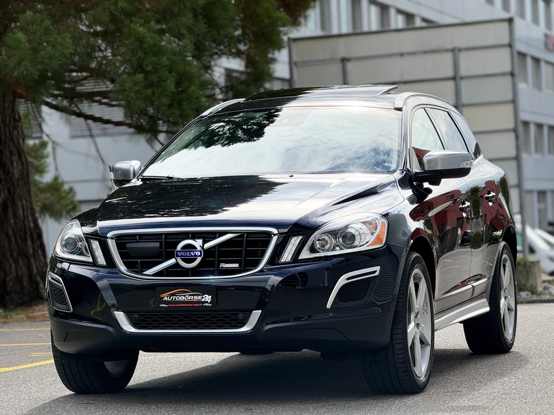 VOLVO XC60 D5 AWD R-Design Geartronic-image-0