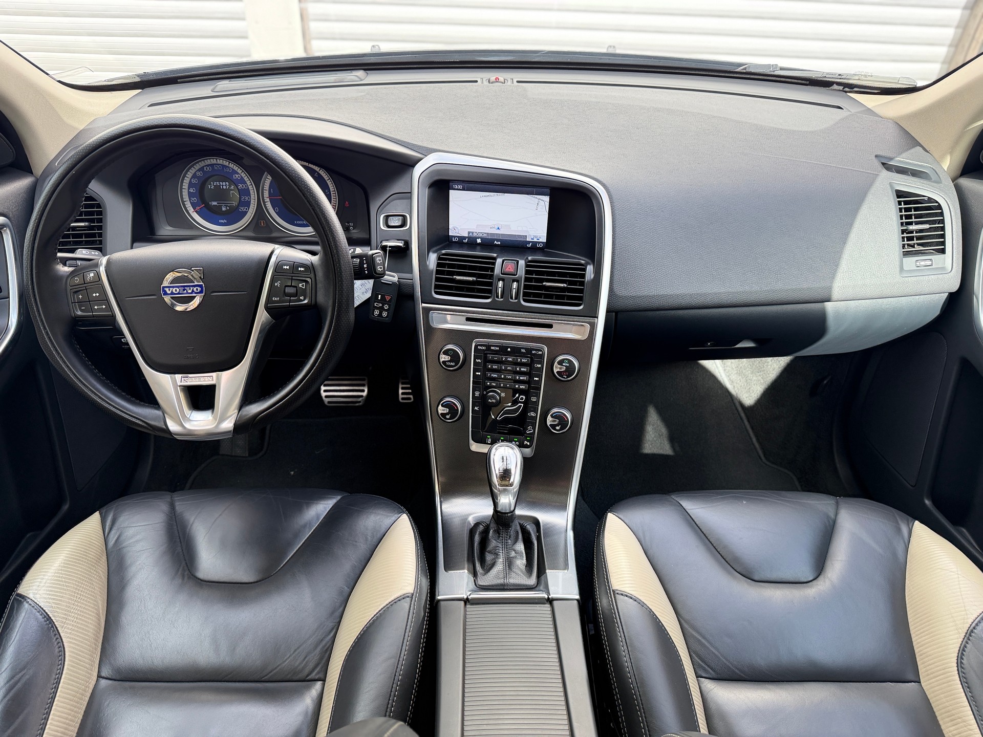 VOLVO XC60 D5 AWD R-Design Geartronic-image-12