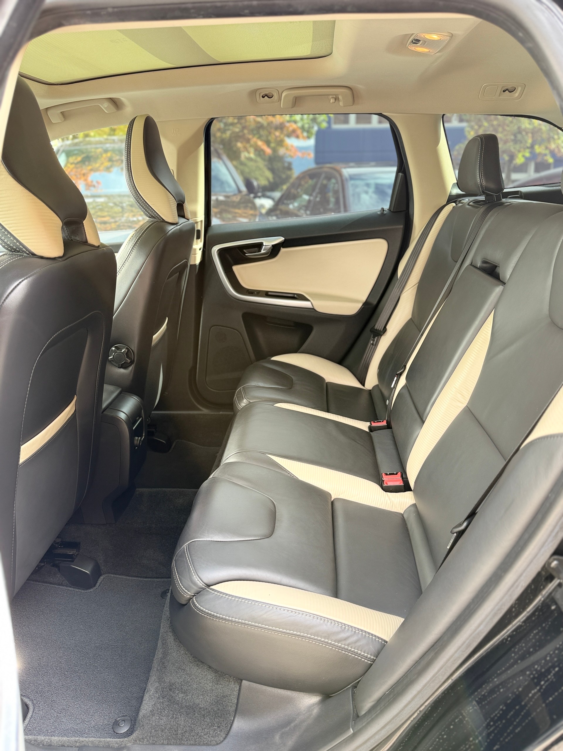 VOLVO XC60 D5 AWD R-Design Geartronic-image-9