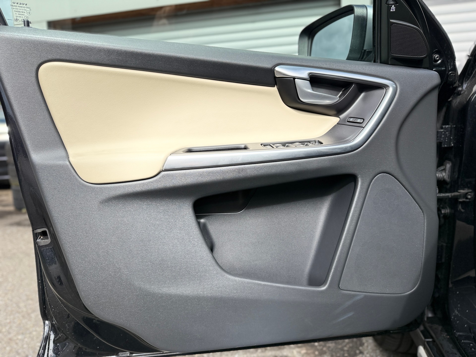 VOLVO XC60 D5 AWD R-Design Geartronic-image-19