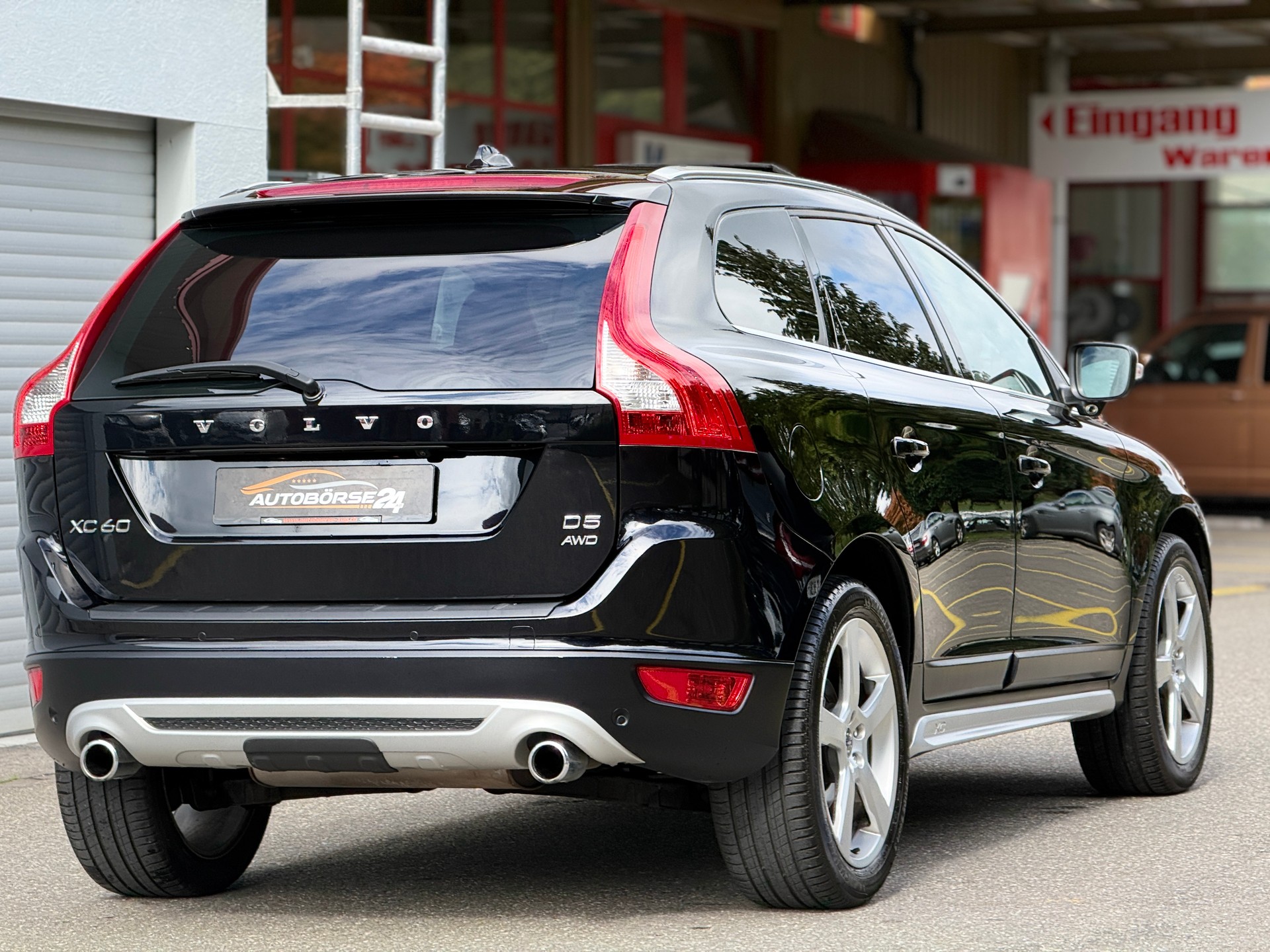 VOLVO XC60 D5 AWD R-Design Geartronic-image-4
