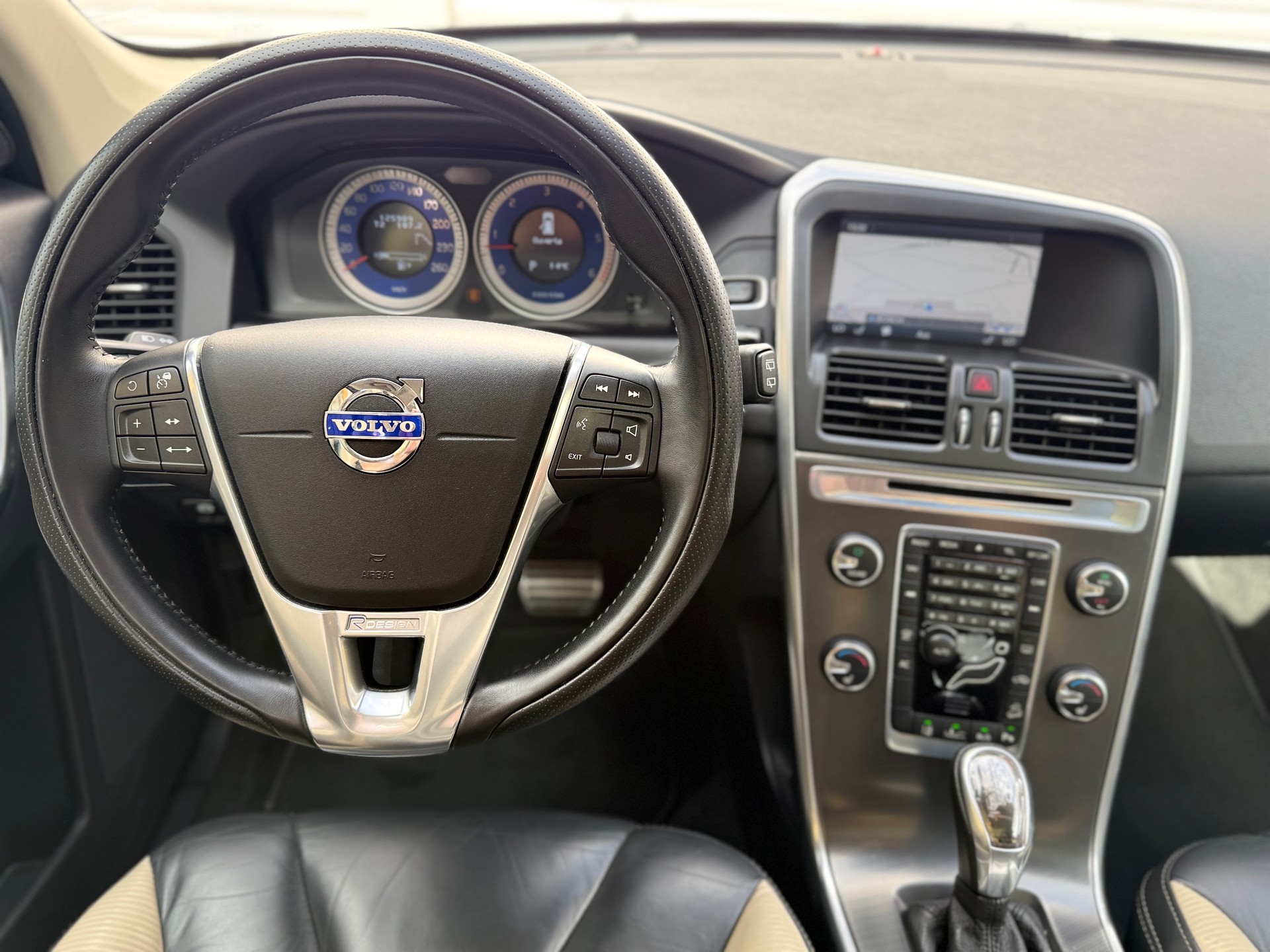 VOLVO XC60 D5 AWD R-Design Geartronic-image-13
