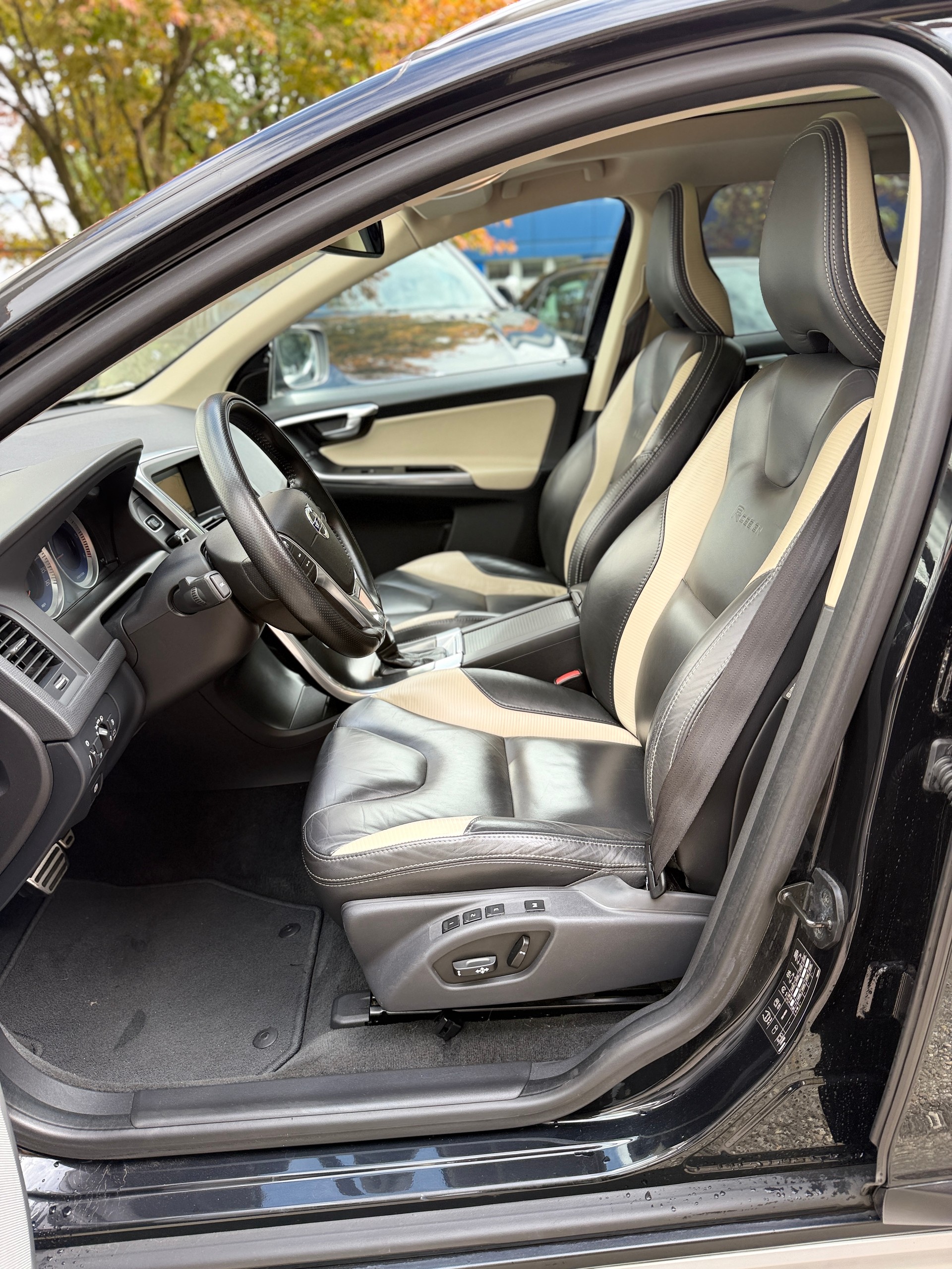 VOLVO XC60 D5 AWD R-Design Geartronic-image-8