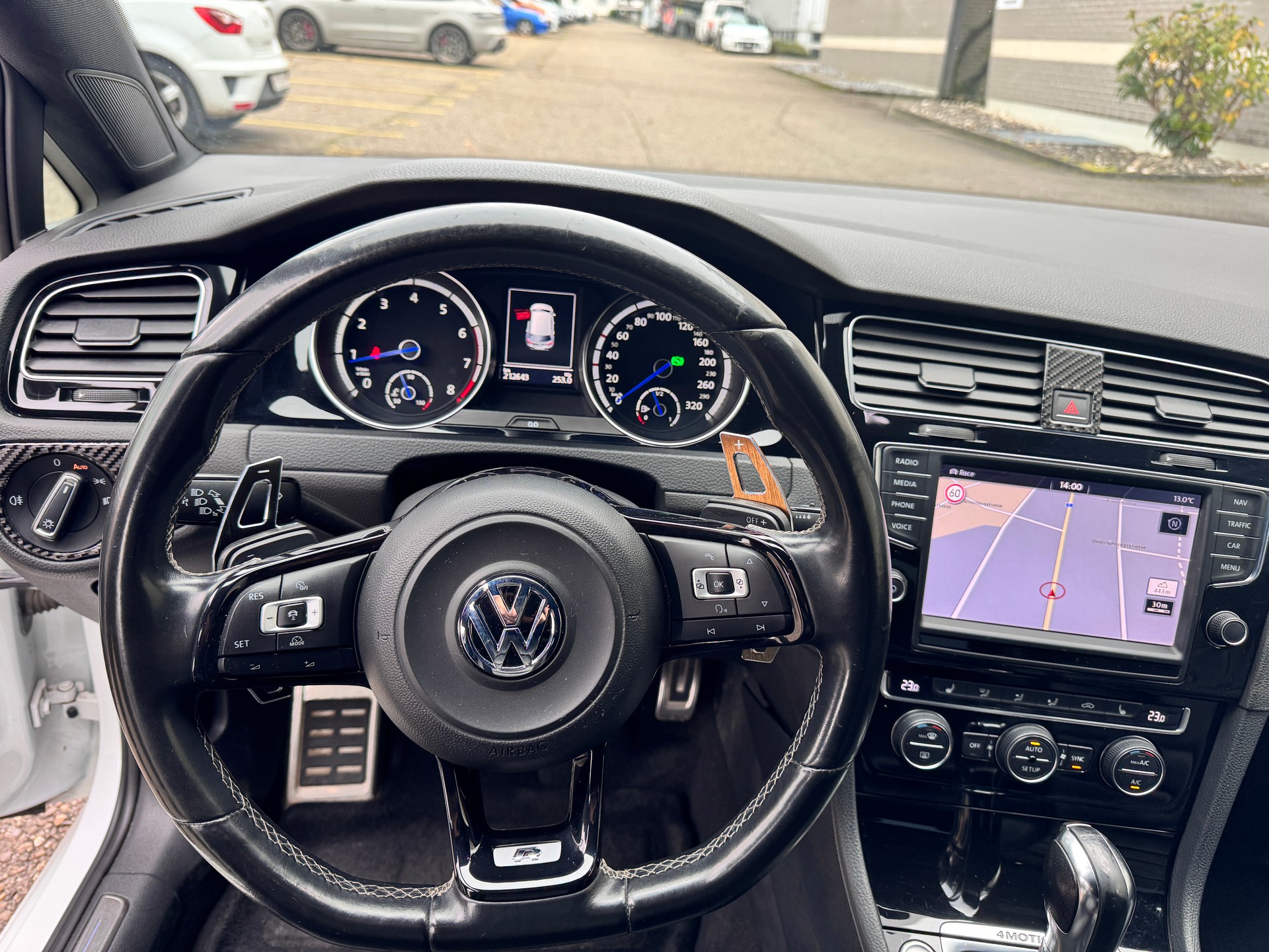 VW Golf 2.0 TSI R 4Motion DSG-image-14