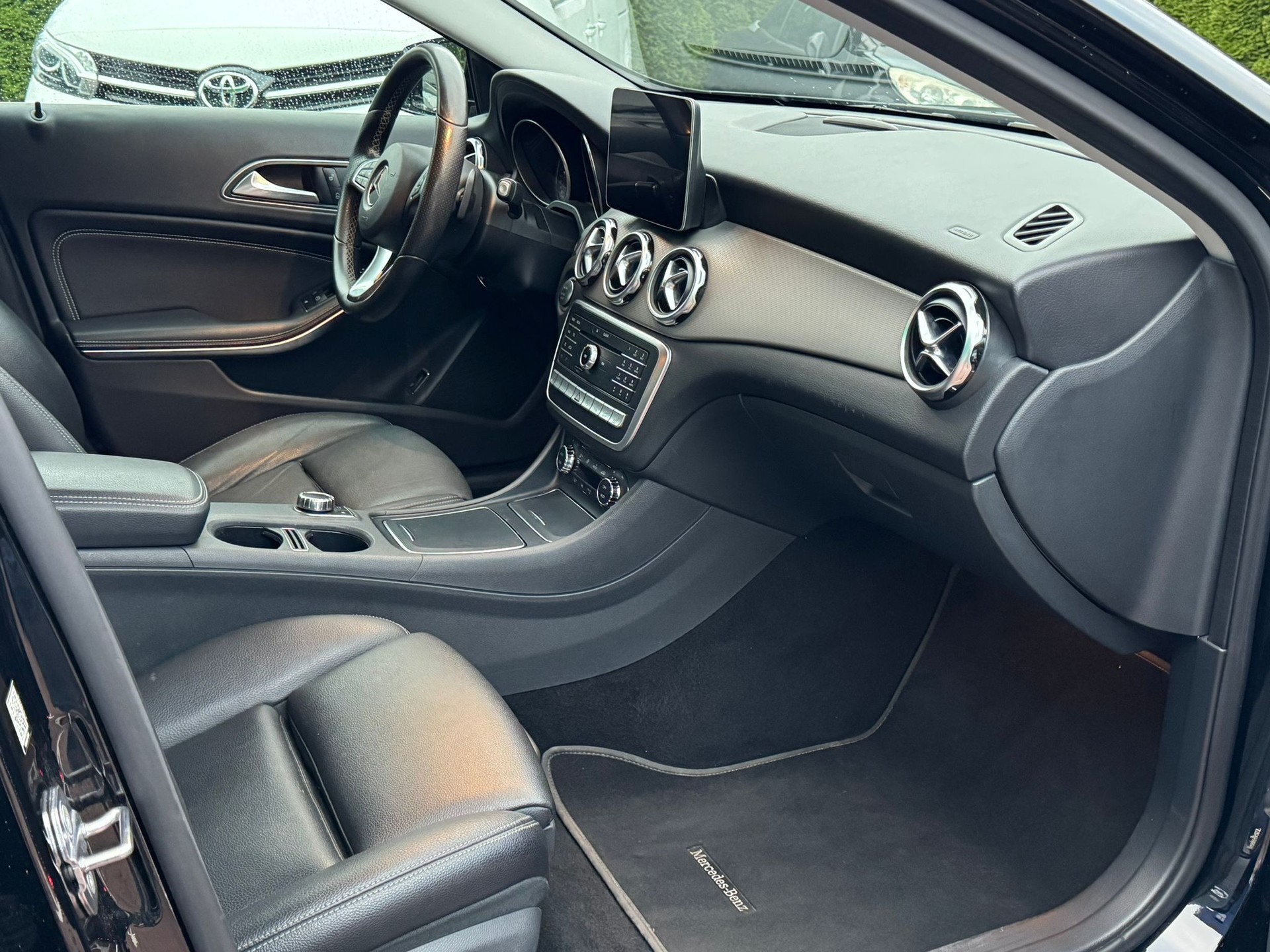 MERCEDES-BENZ GLA 200 d Swiss Star Edition Urban 4Matic 7G-DCT-image-9