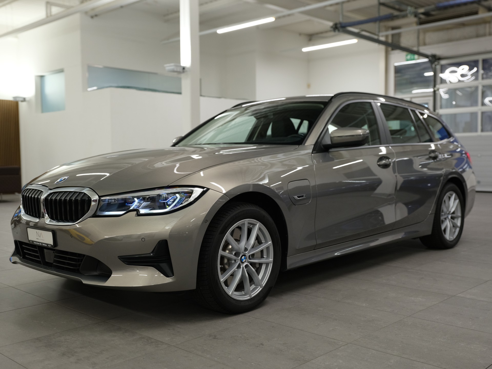 BMW 330e x DriveTouring Steptronic *Laserlicht* *Driving Assistant* *Komfortzugang*-image-3