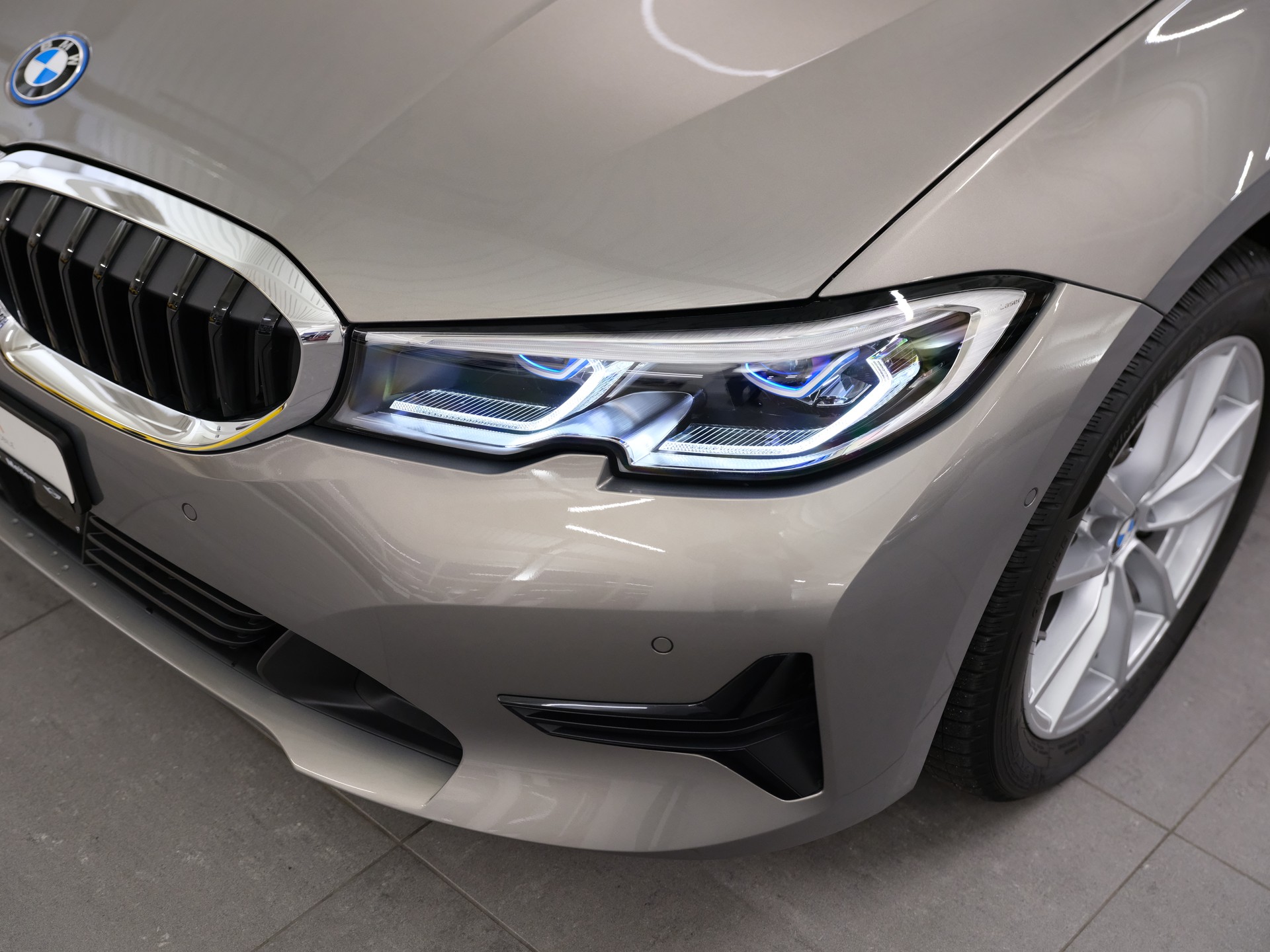BMW 330e x DriveTouring Steptronic *Laserlicht* *Driving Assistant* *Komfortzugang*-image-7