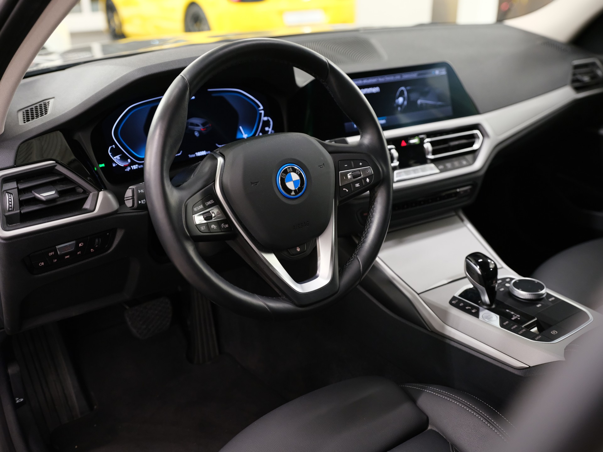 BMW 330e x DriveTouring Steptronic *Laserlicht* *Driving Assistant* *Komfortzugang*-image-9