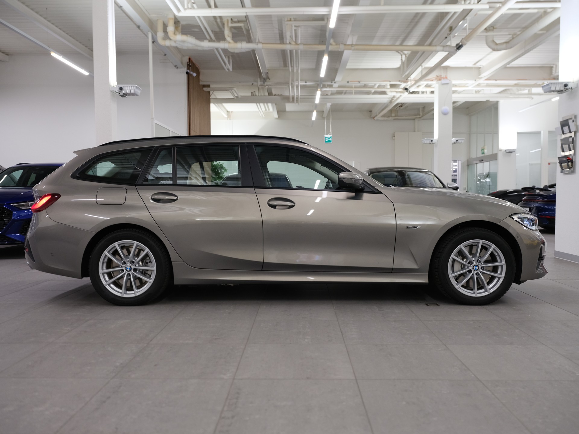BMW 330e x DriveTouring Steptronic *Laserlicht* *Driving Assistant* *Komfortzugang*-image-4