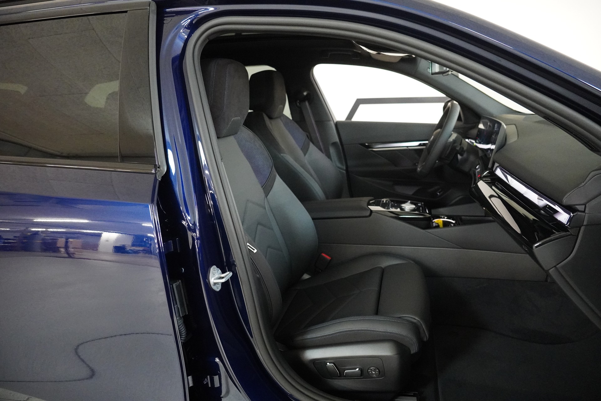 BMW 550e xDrive Touring M Sport Pro Steptronic-image-14