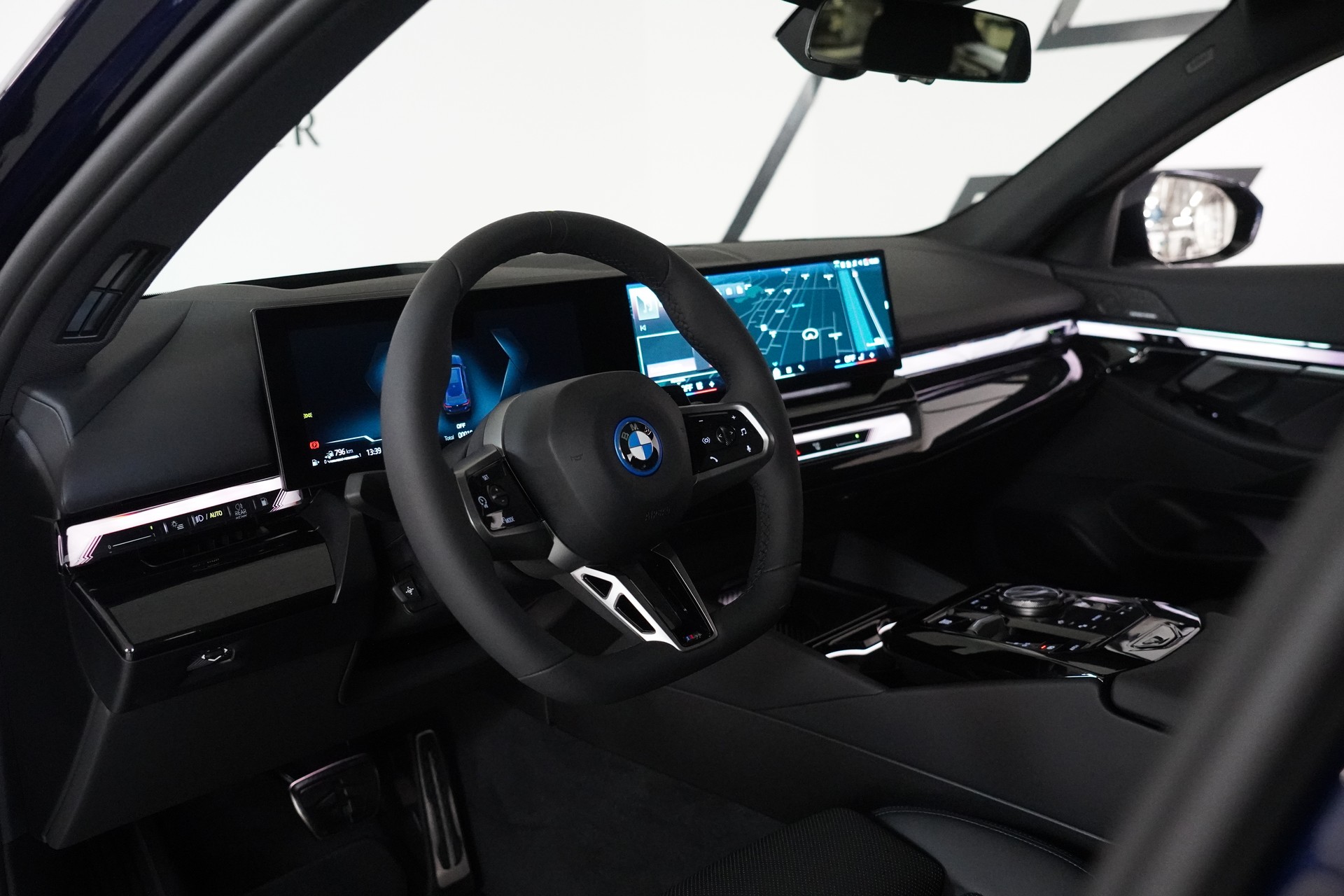 BMW 550e xDrive Touring M Sport Pro Steptronic-image-23