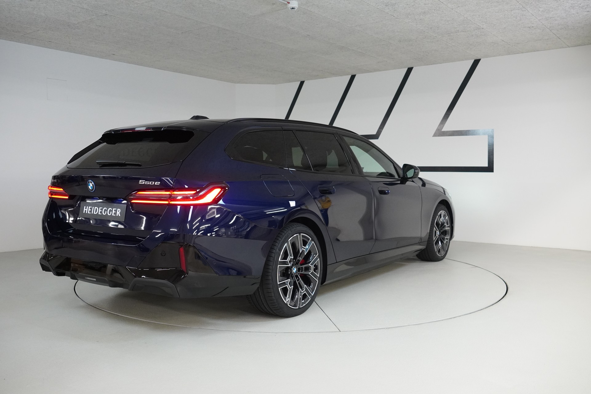 BMW 550e xDrive Touring M Sport Pro Steptronic-image-6