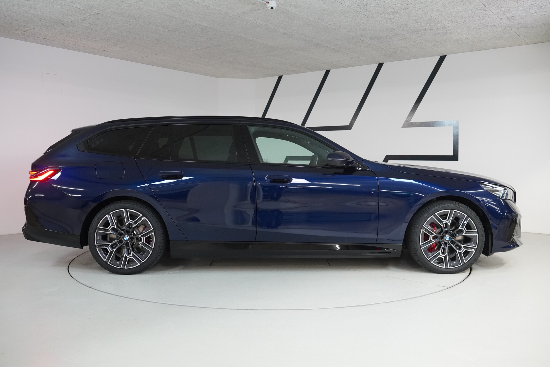 BMW 550e xDrive Touring M Sport Pro Steptronic-image-7