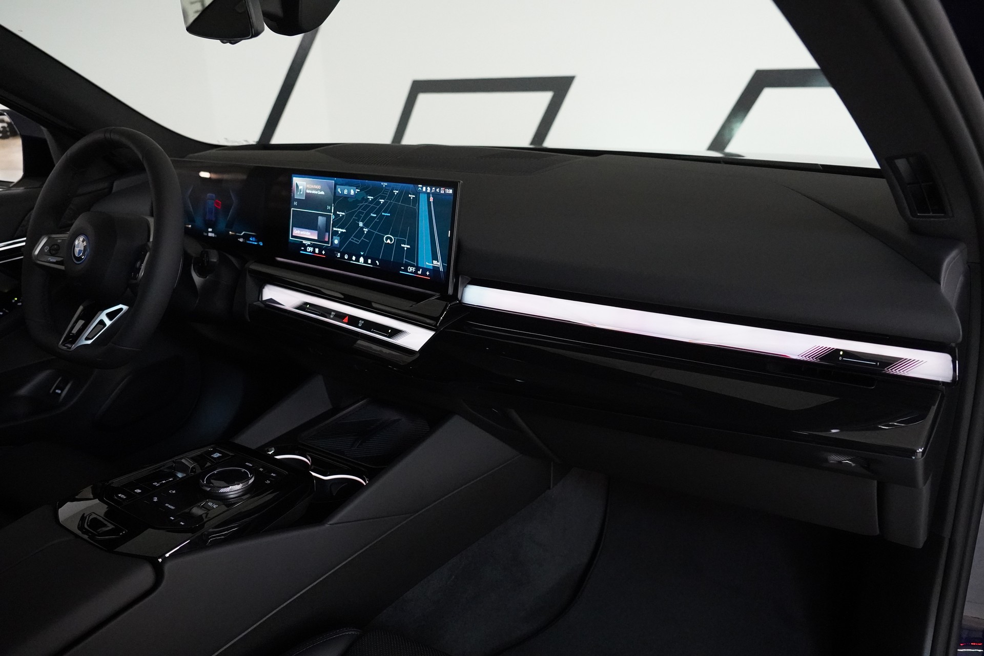 BMW 550e xDrive Touring M Sport Pro Steptronic-image-16
