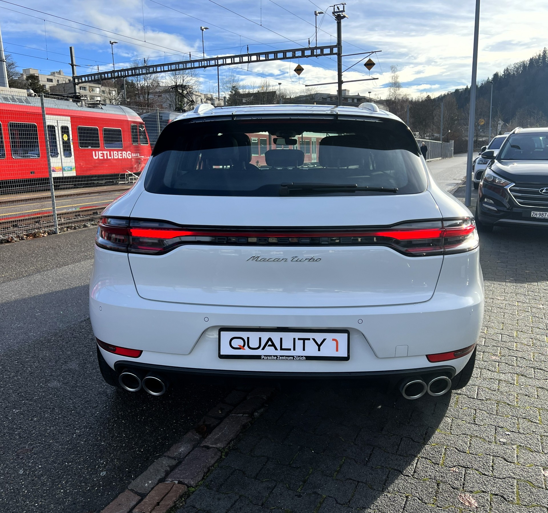 PORSCHE Macan Turbo PDK-showroom-element-3