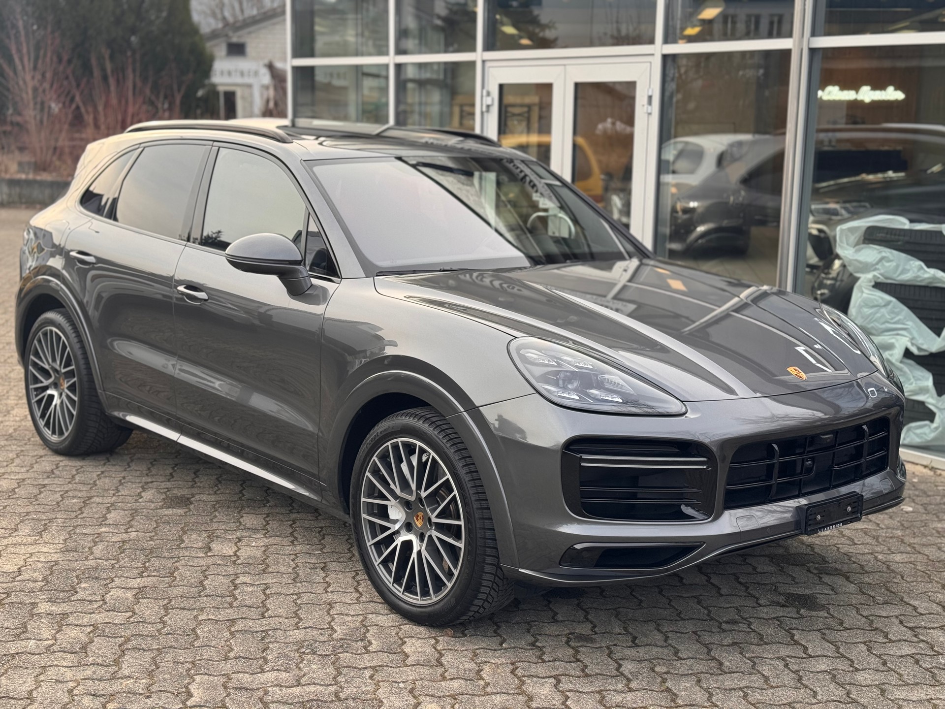 PORSCHE Cayenne Turbo-image-1