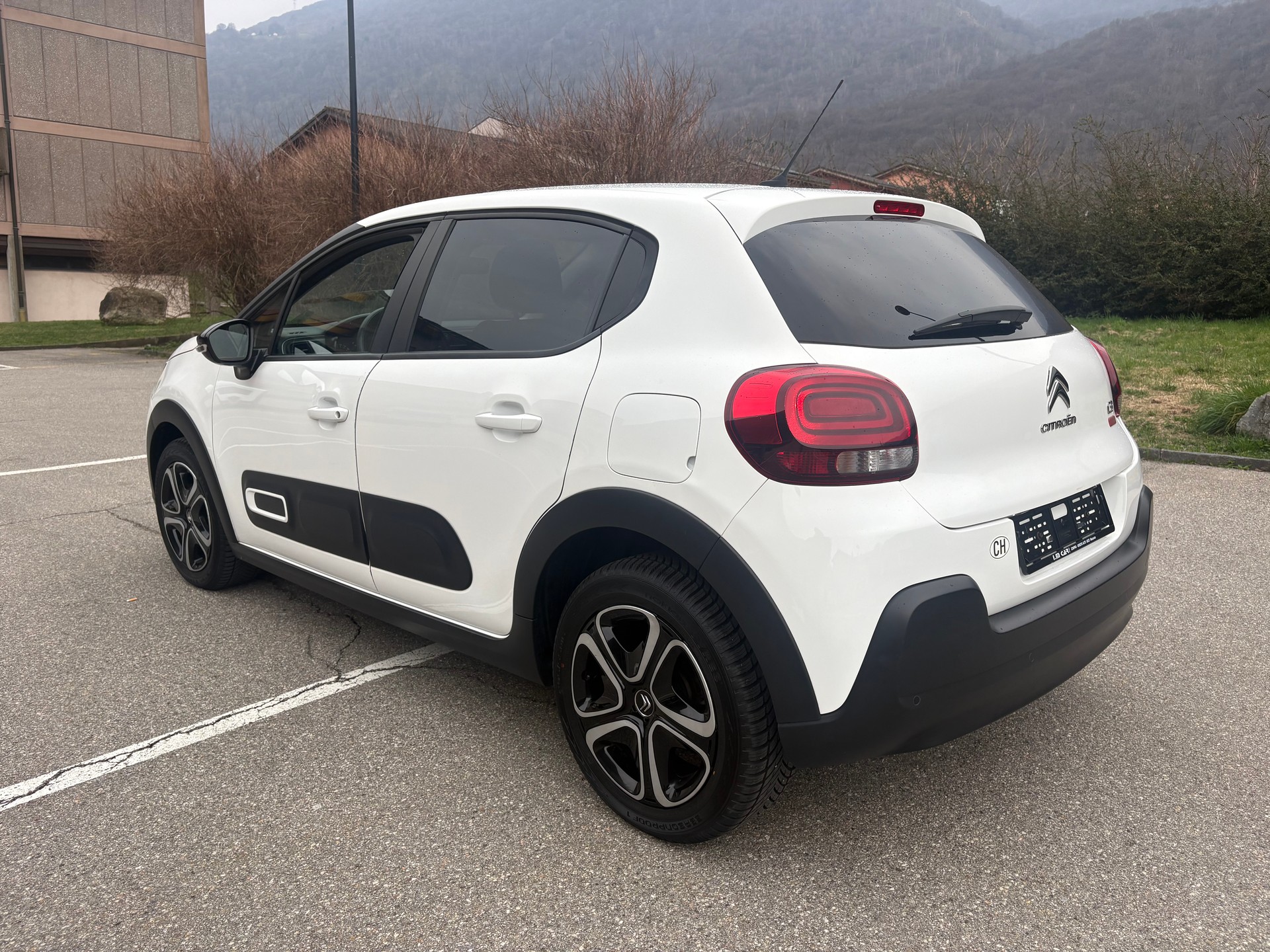 CITROEN C3 1.2i PureTech Swiss Edition EAT6-image-3