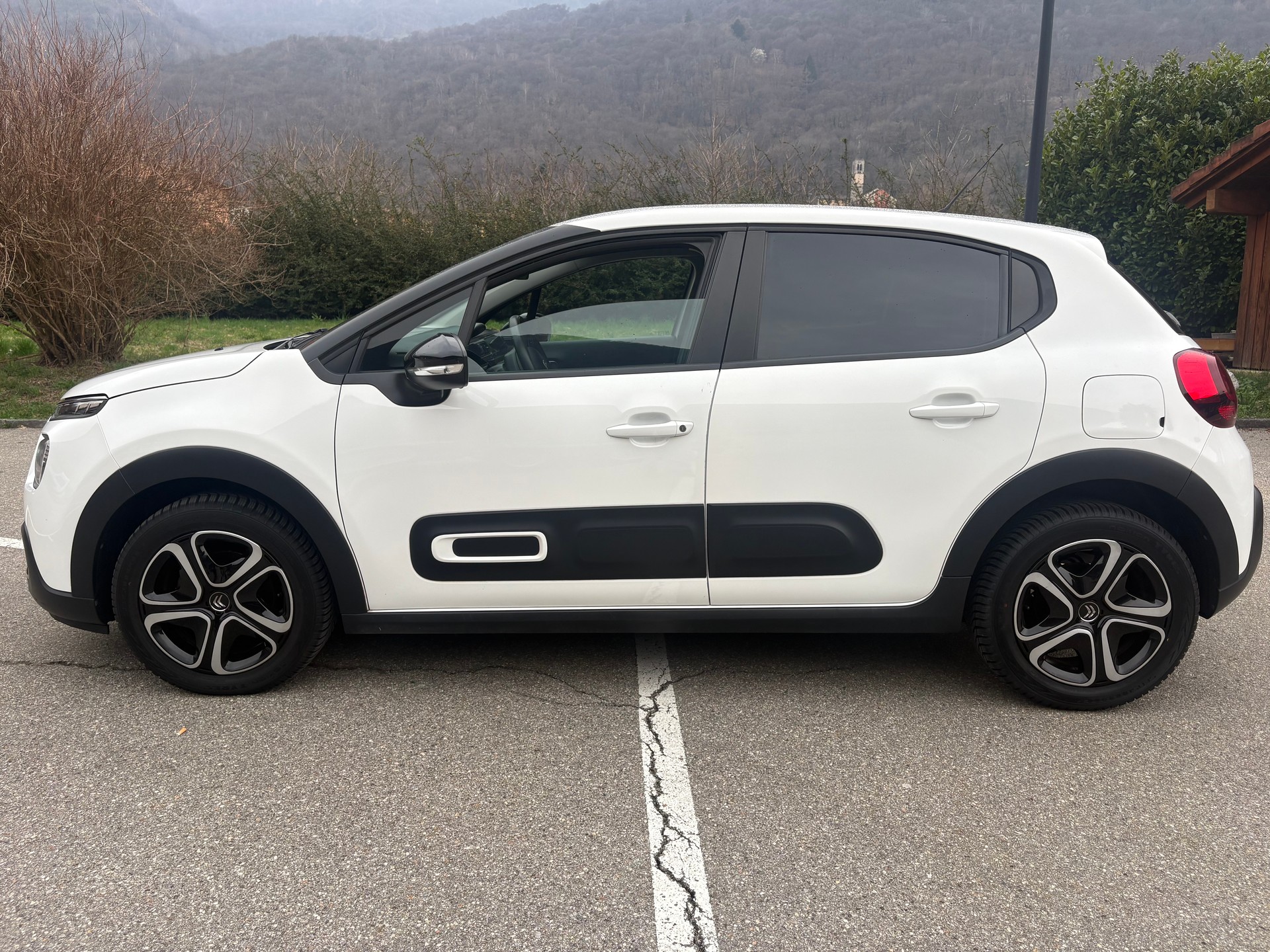 CITROEN C3 1.2i PureTech Swiss Edition EAT6-image-2