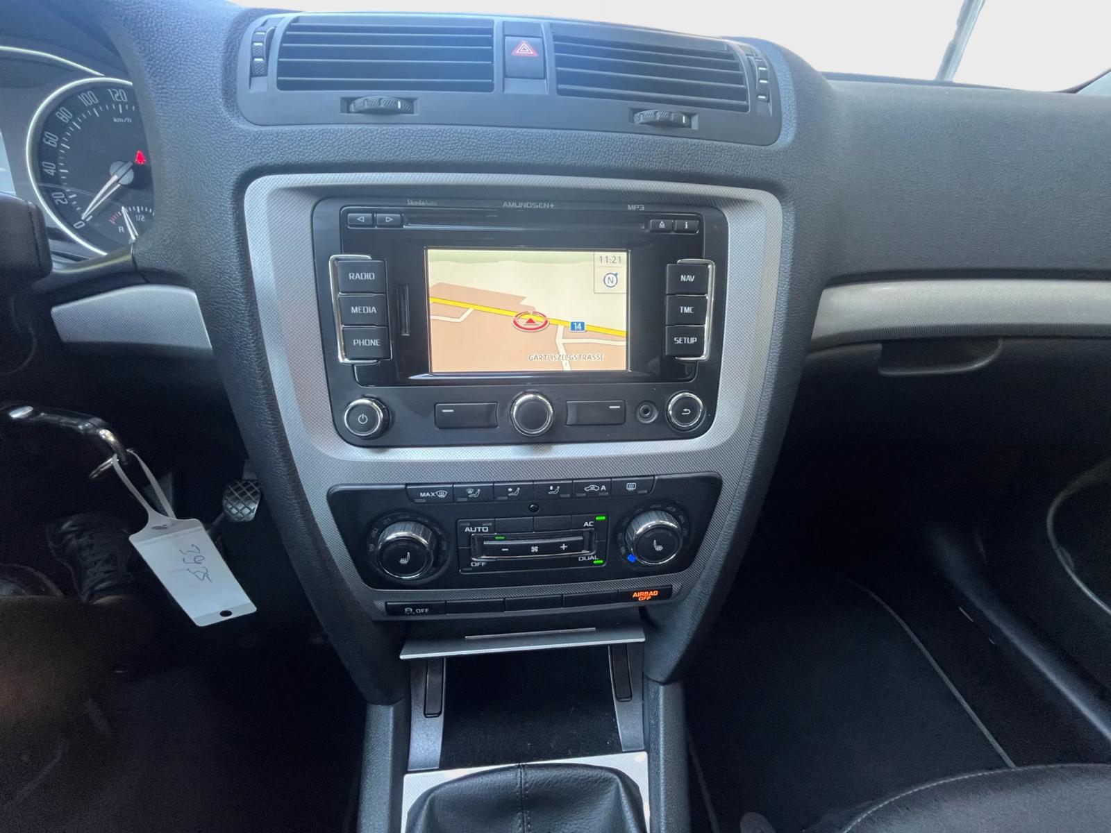 SKODA Octavia Combi 1.6 TDI Ambition 4x4-image-11