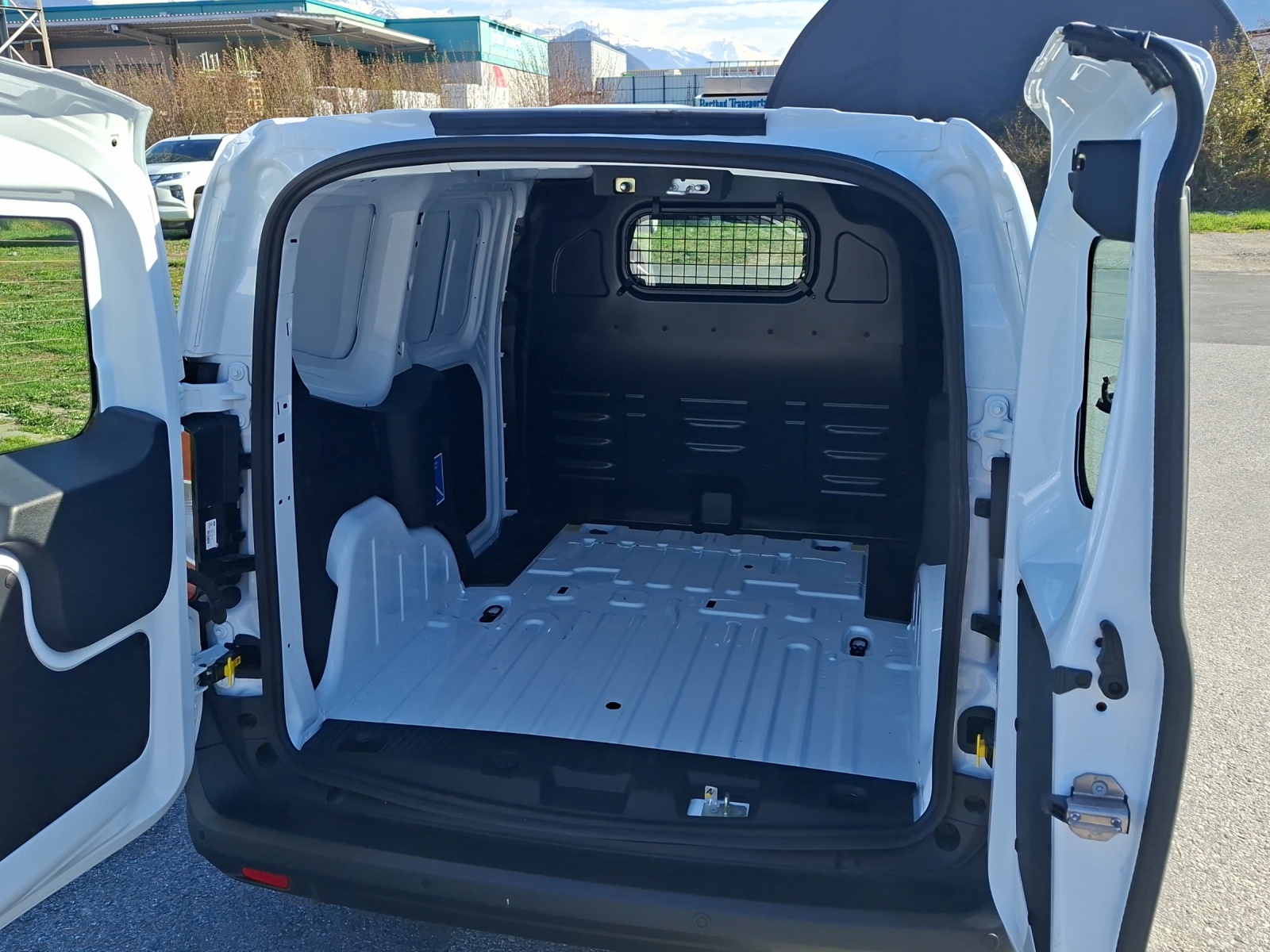 FORD Transit Courier Van 1.0 EcoBoost Trend-image-6