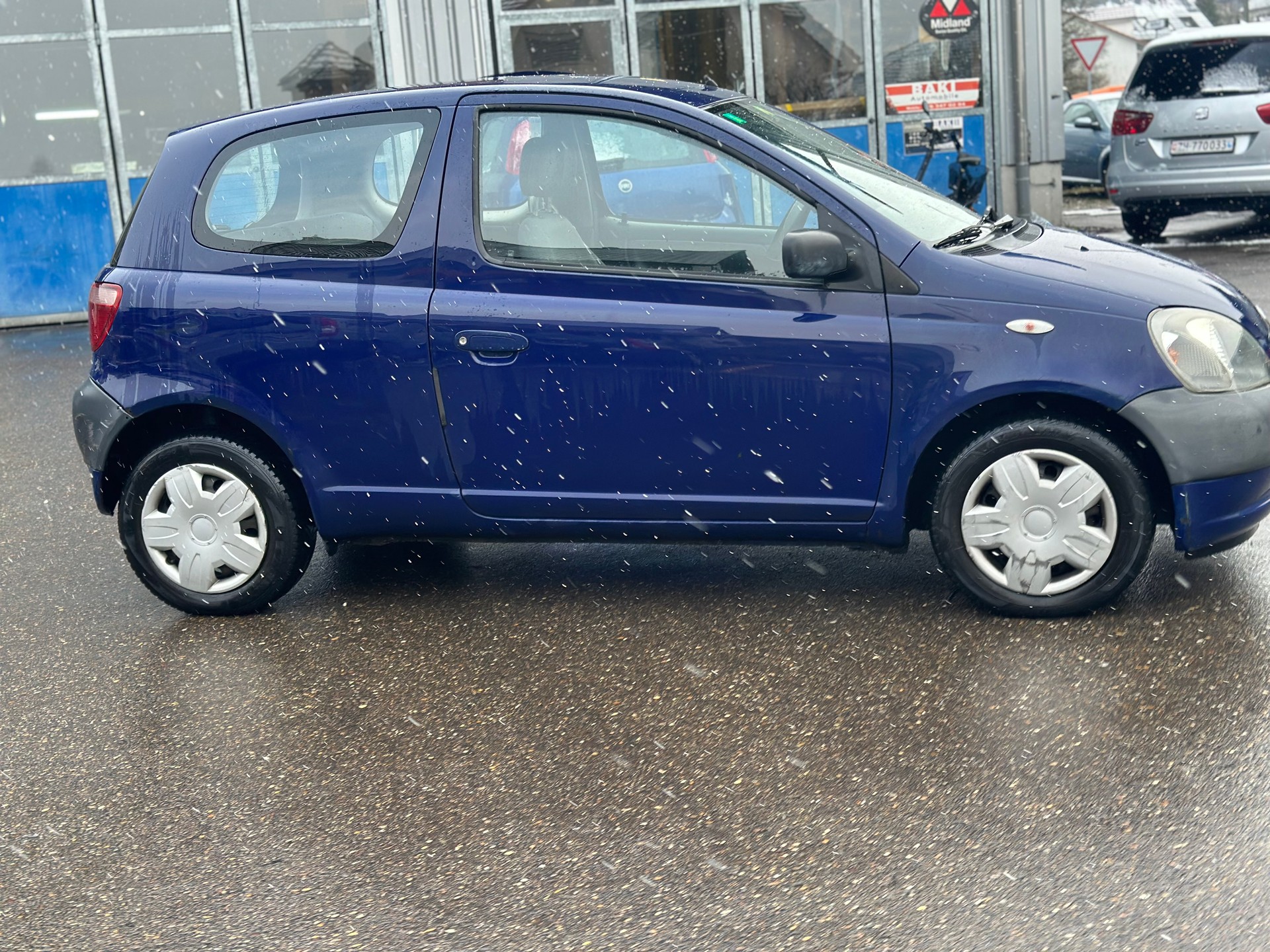 TOYOTA Yaris 1.0 Linea Sol-image-4