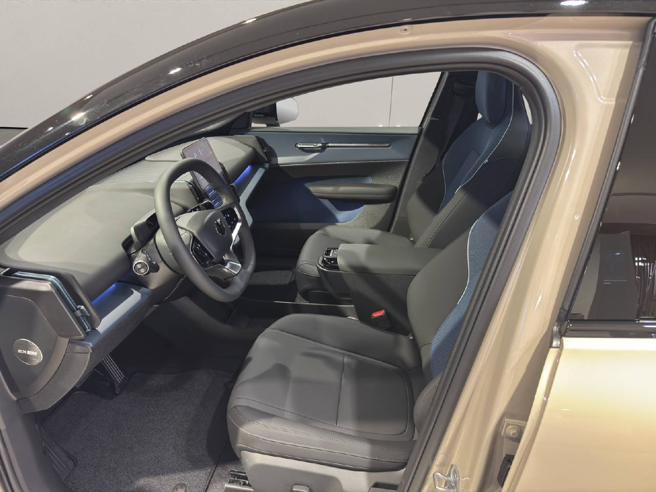 VOLVO EX 30 CC E60 Twin Performance AWD-image-3