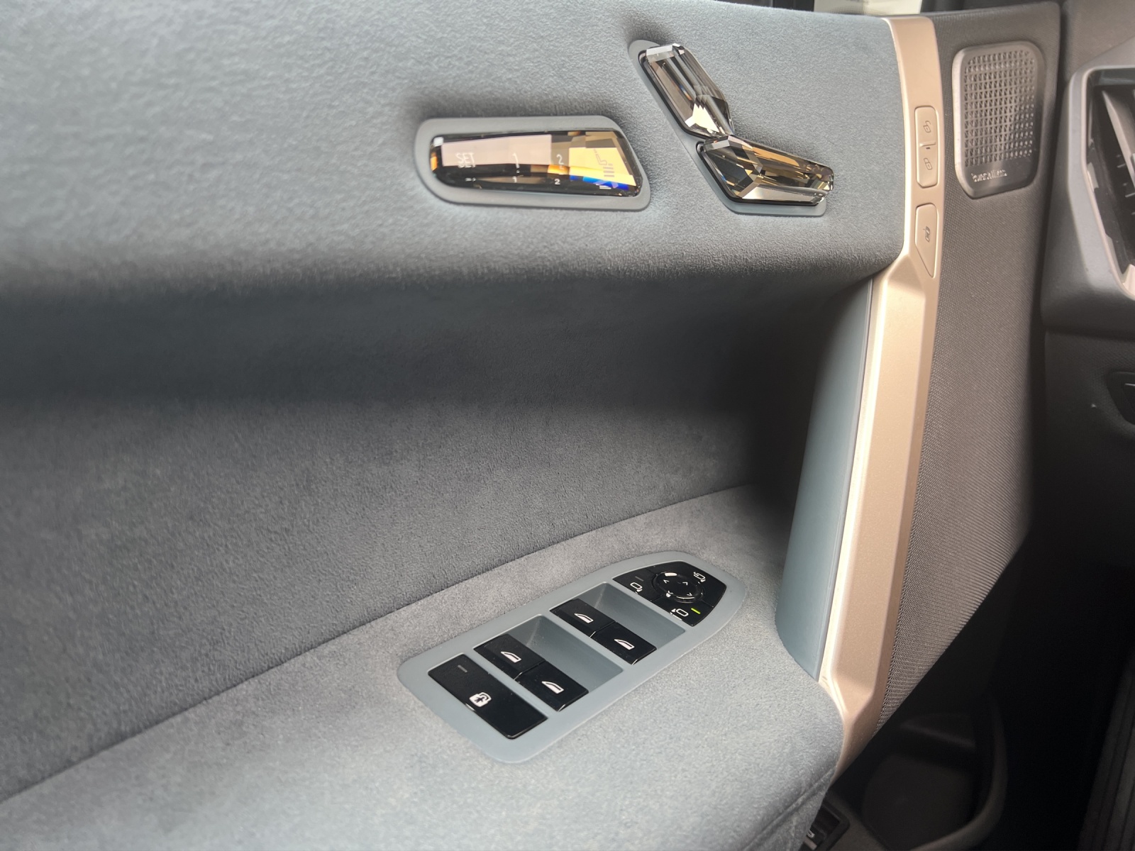 BMW iX xDrive40-image-15