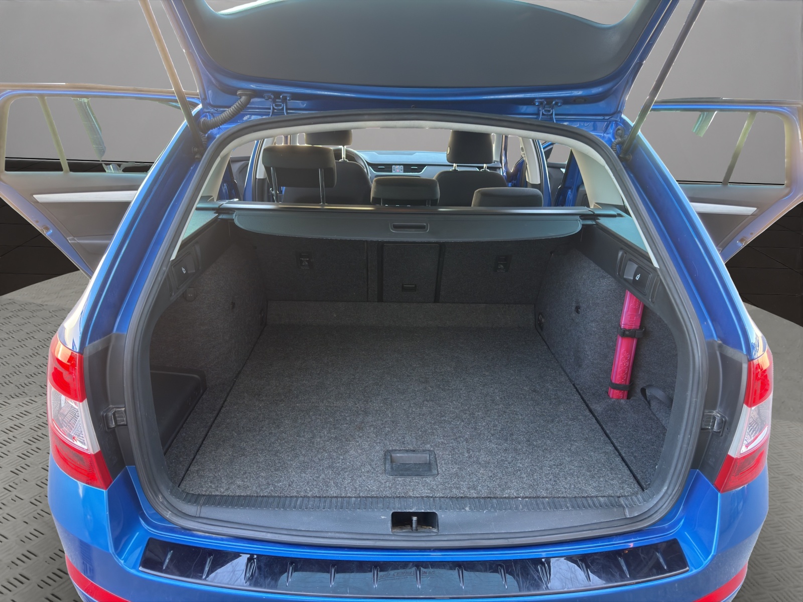 SKODA Octavia Combi 1.8 TSI Swiss Edition DSG-image-18