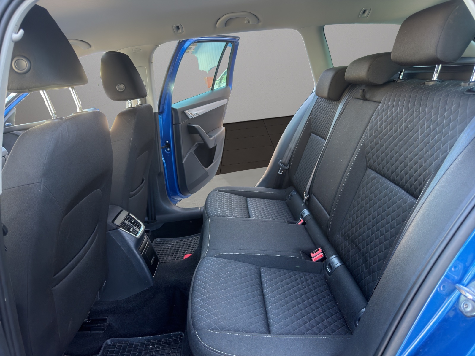 SKODA Octavia Combi 1.8 TSI Swiss Edition DSG-image-12