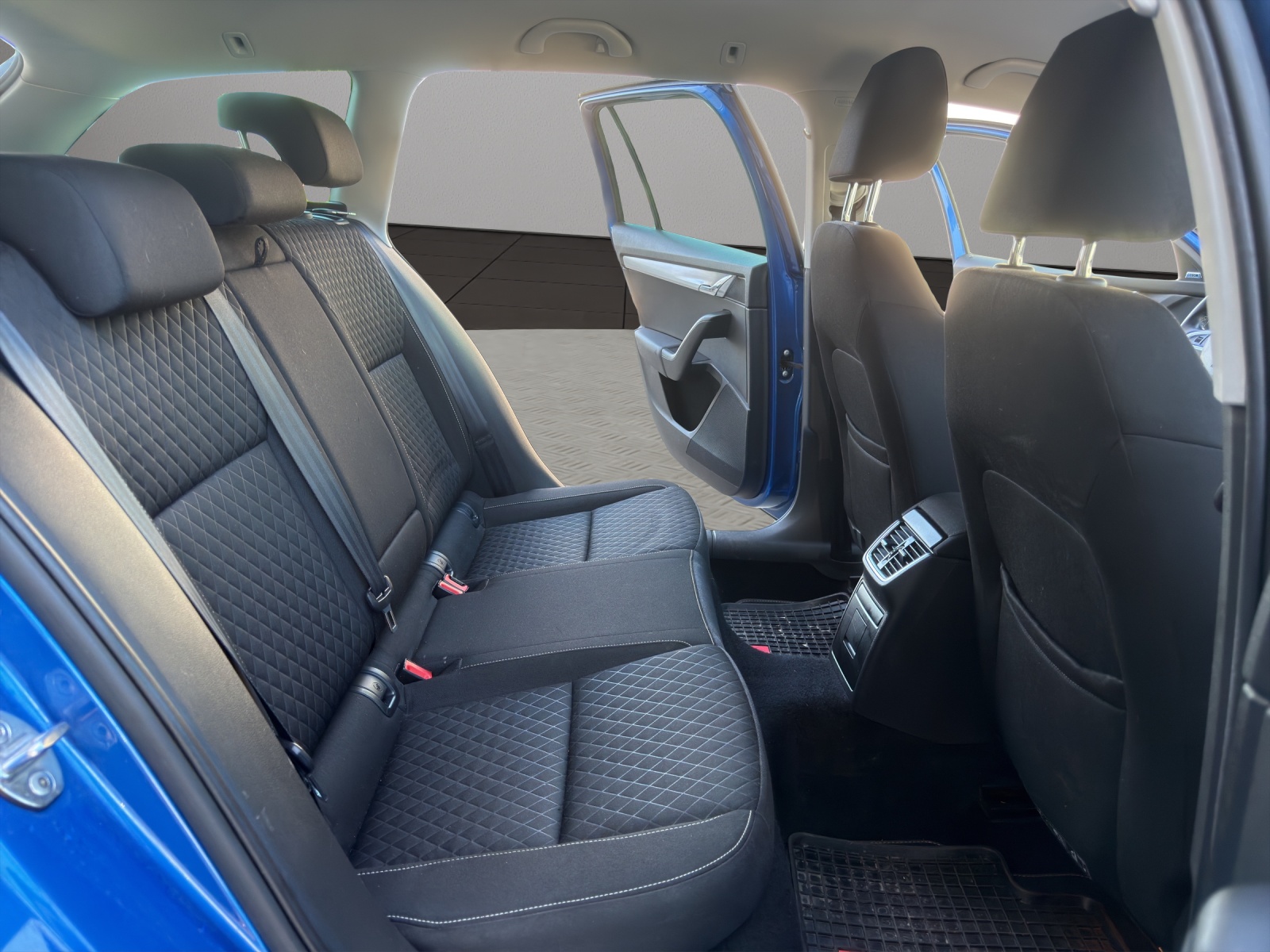 SKODA Octavia Combi 1.8 TSI Swiss Edition DSG-image-17