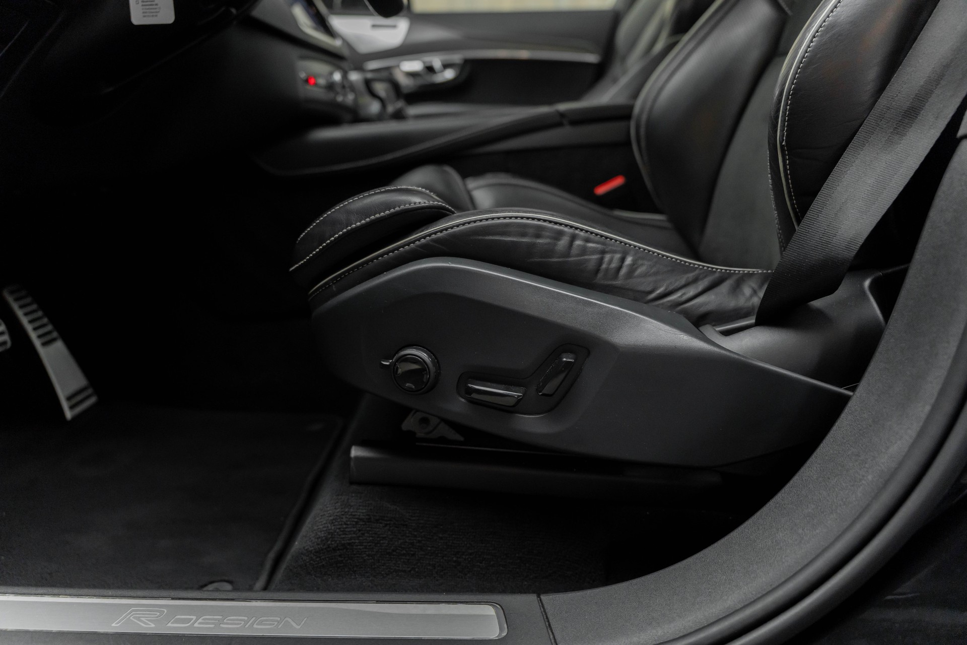 VOLVO XC90 D5 AWD R-Design Geartronic-image-22
