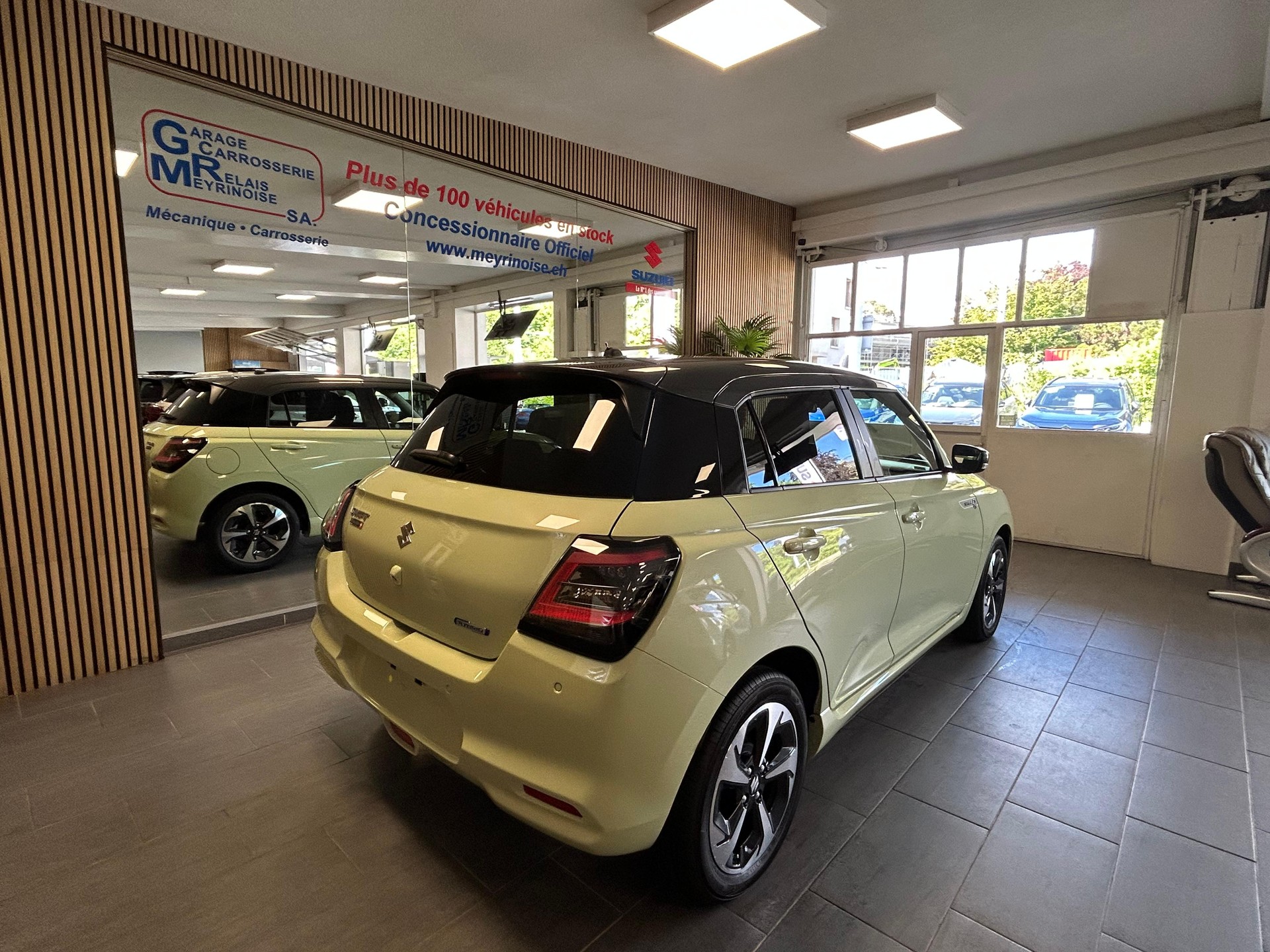 SUZUKI Swift 1.2 Sakura Top Hybrid-image-6