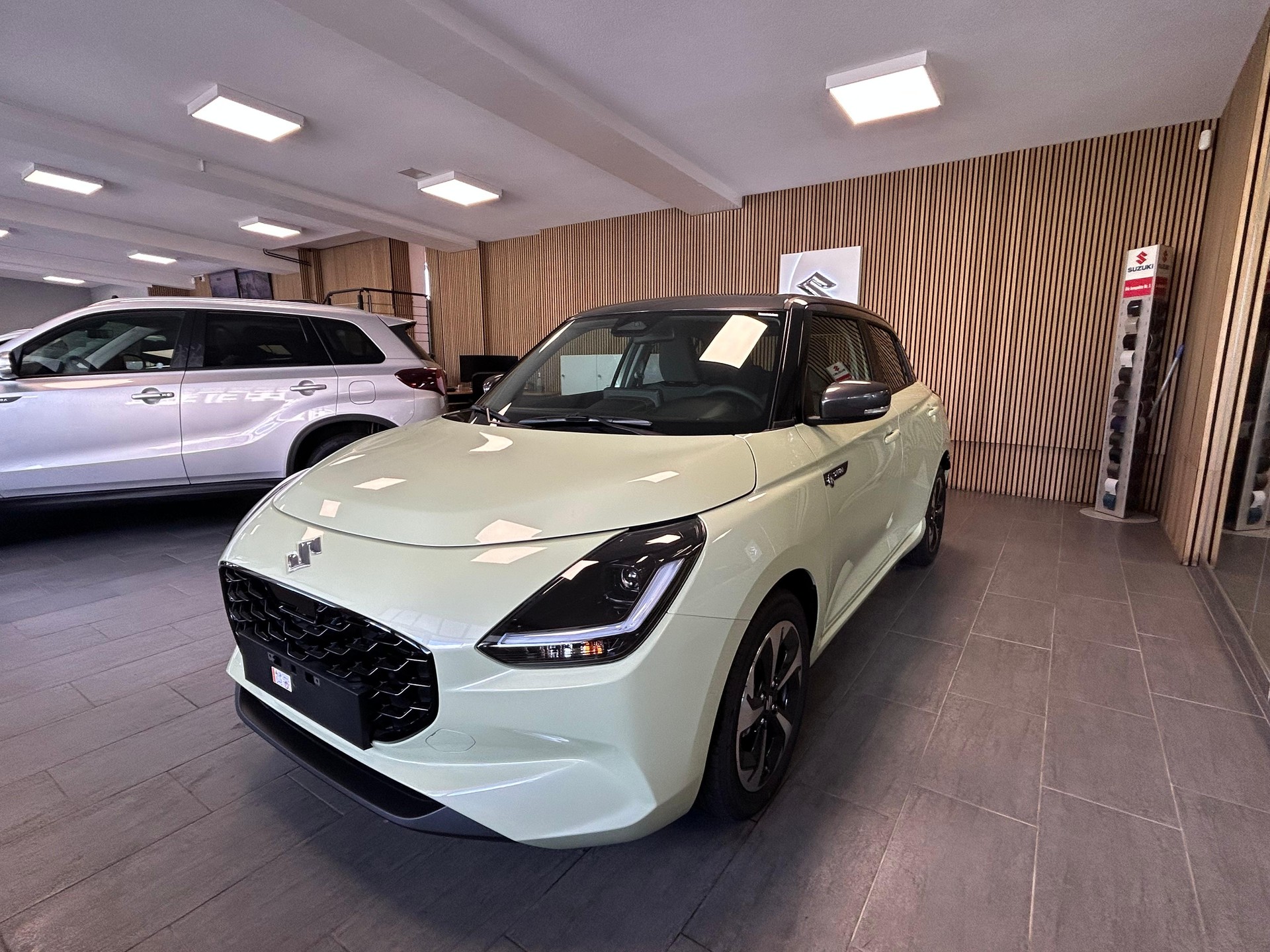 SUZUKI Swift 1.2 Sakura Top Hybrid-showroom-element-3