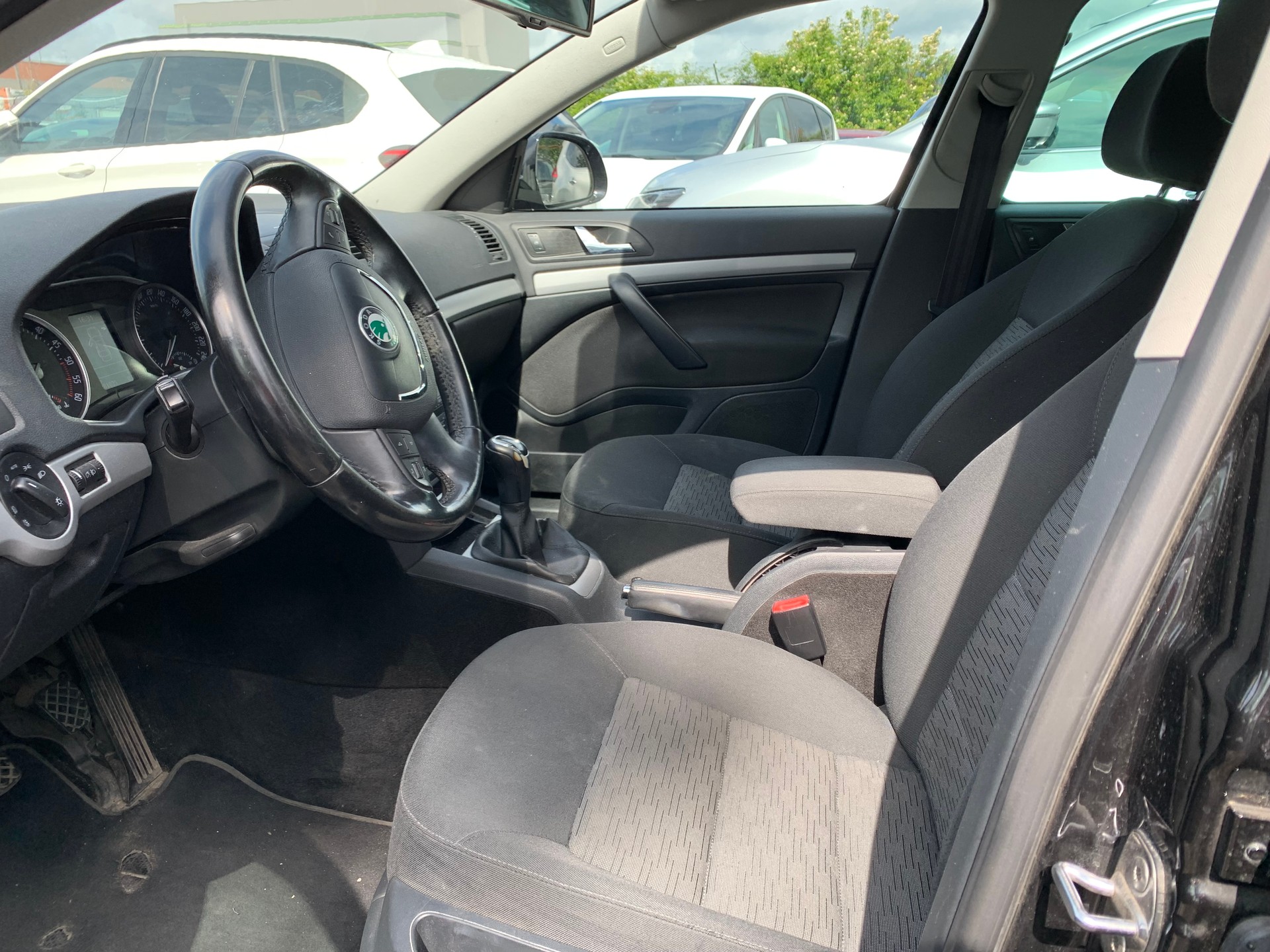 SKODA Octavia Combi 2.0 TDI Elegance-image-7