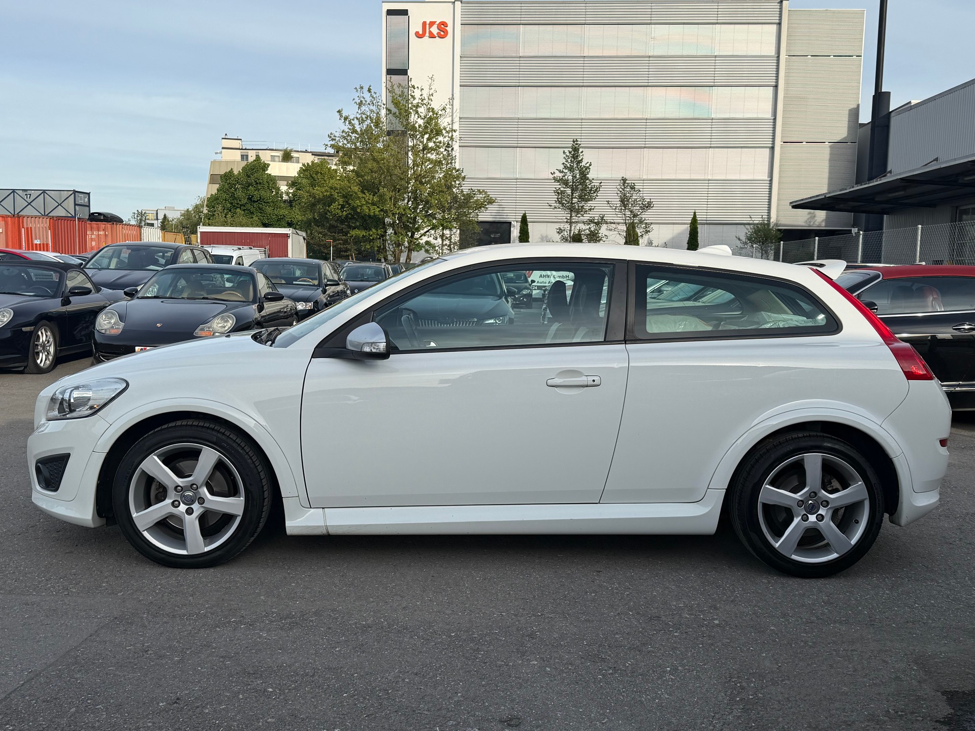 VOLVO C30 D3 R-Design 150PS / Frisch ab MFK / Zahnriemen ersetzt / 8-fach bereift / Navi / Sitzheizung / Xenon / Tempomat-image-6