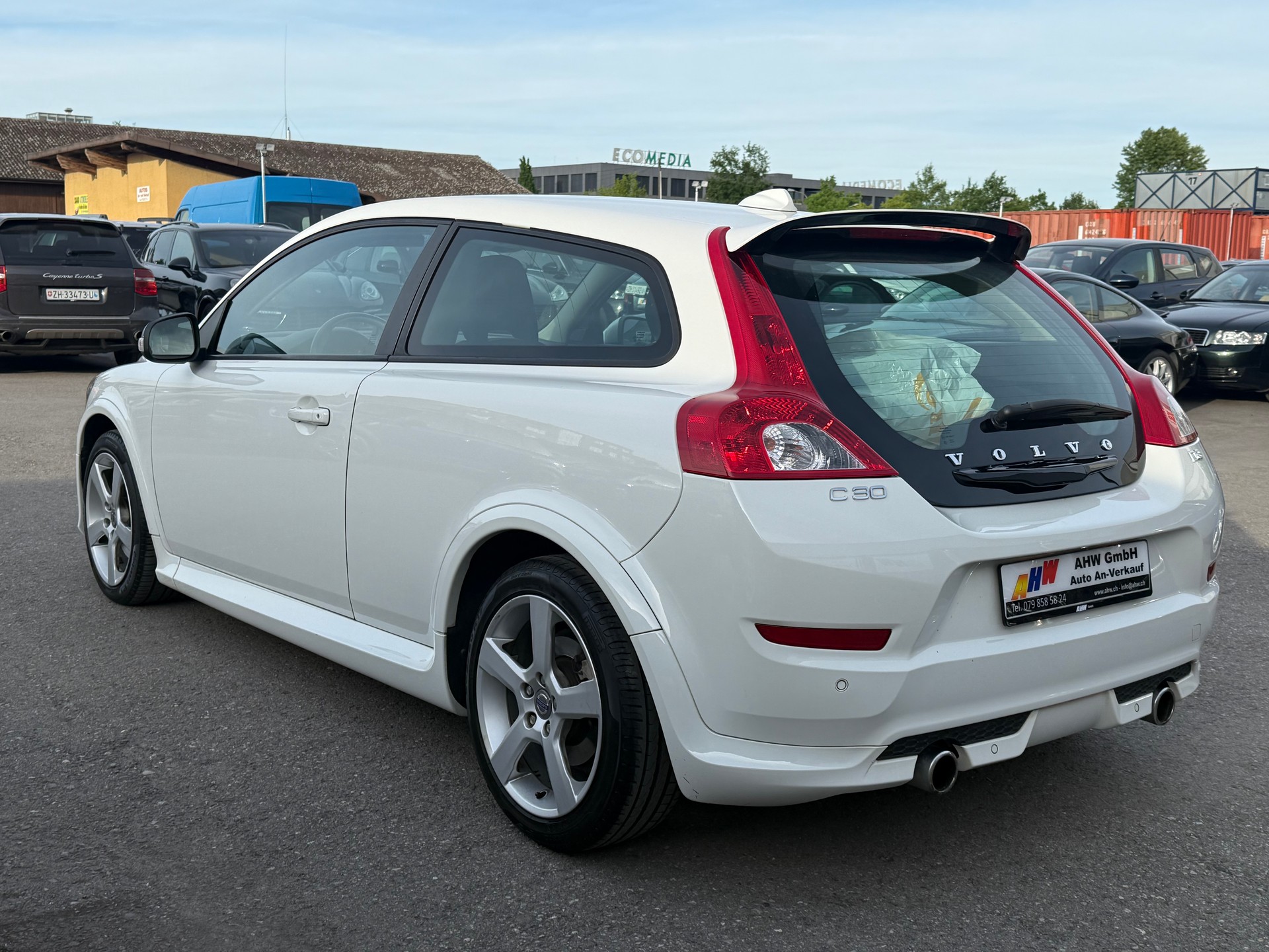 VOLVO C30 D3 R-Design 150PS / Frisch ab MFK / Zahnriemen ersetzt / 8-fach bereift / Navi / Sitzheizung / Xenon / Tempomat-image-5
