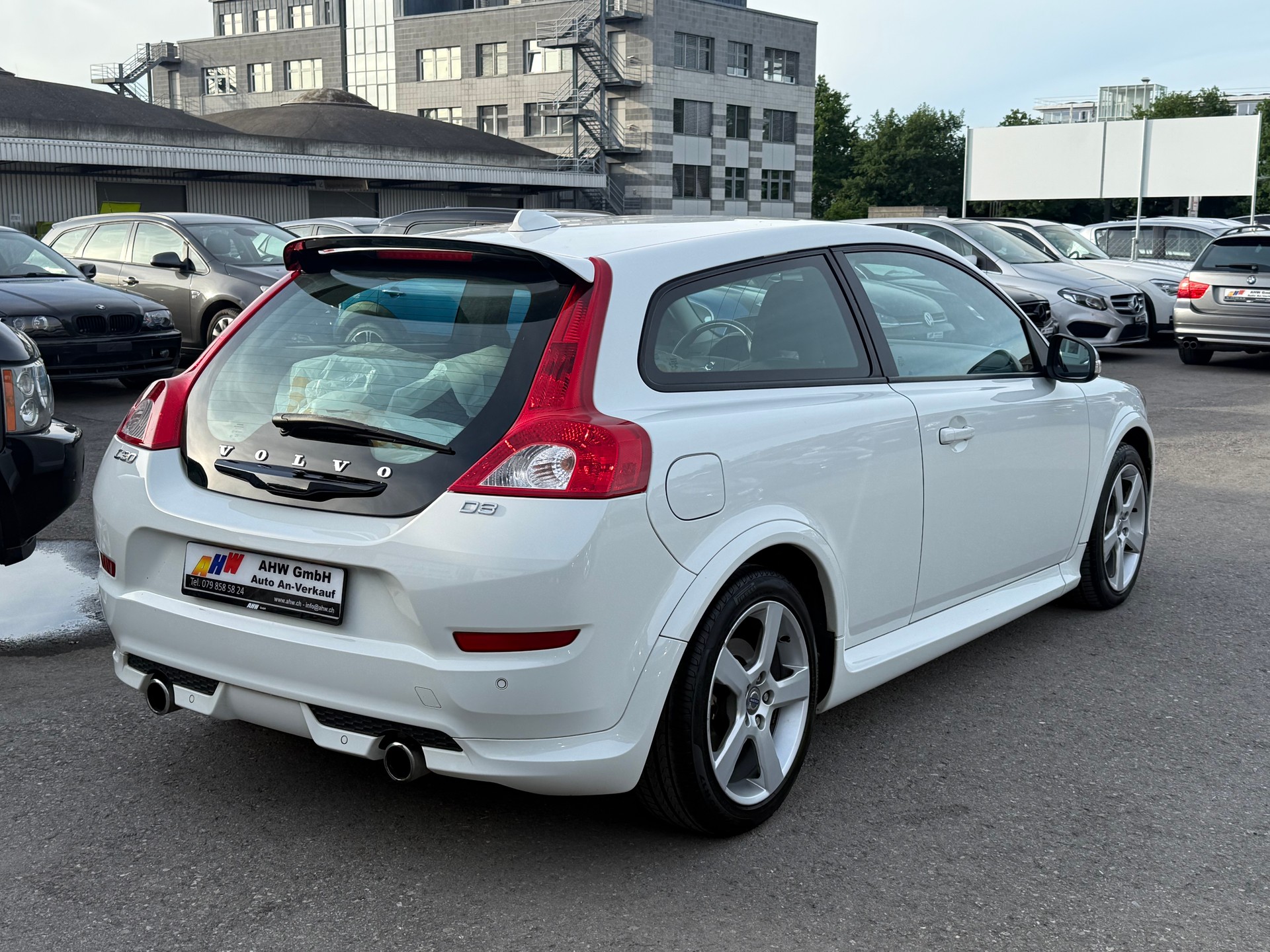 VOLVO C30 D3 R-Design 150PS / Frisch ab MFK / Zahnriemen ersetzt / 8-fach bereift / Navi / Sitzheizung / Xenon / Tempomat-image-3