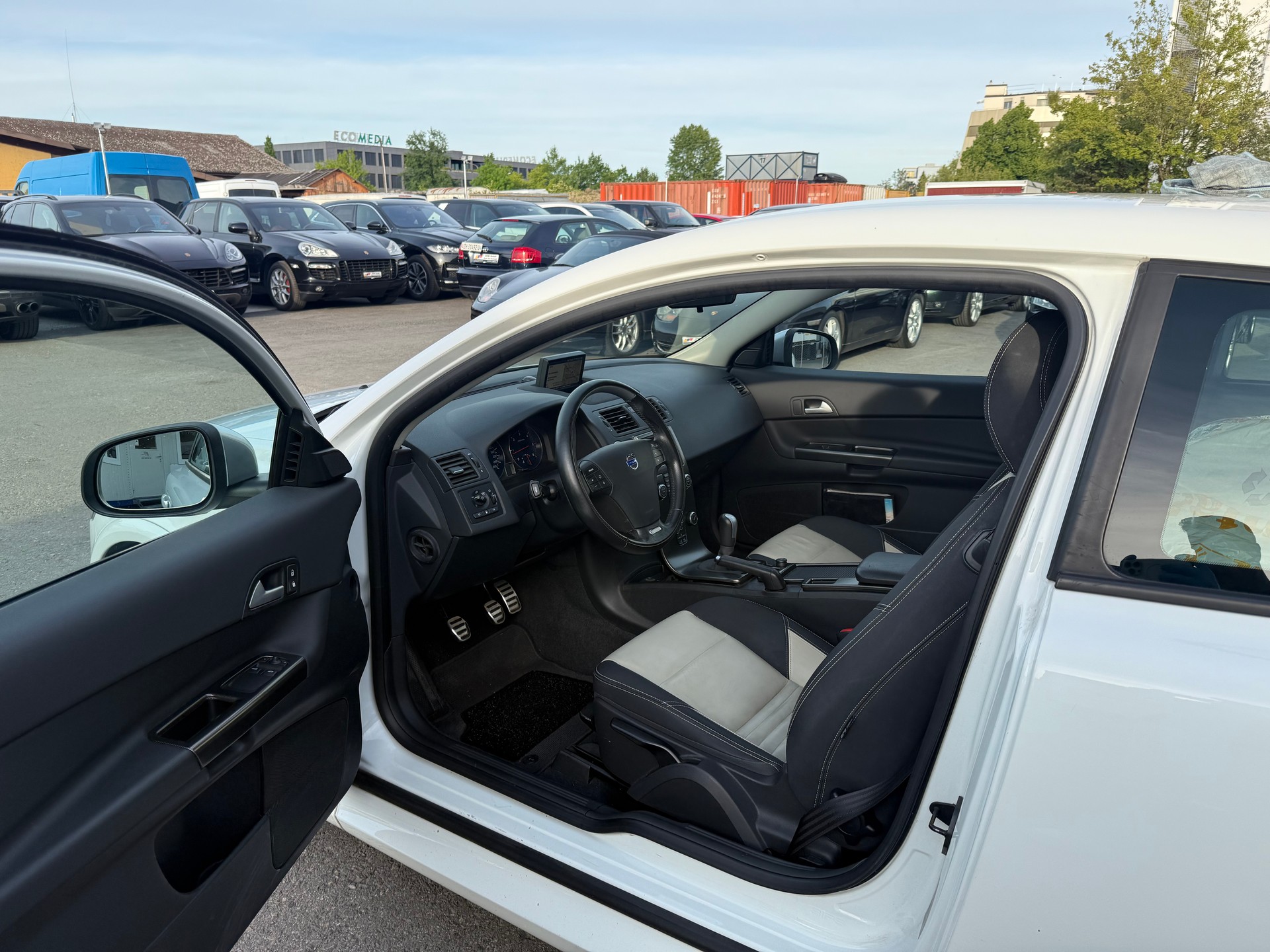 VOLVO C30 D3 R-Design 150PS / Frisch ab MFK / Zahnriemen ersetzt / 8-fach bereift / Navi / Sitzheizung / Xenon / Tempomat-image-10