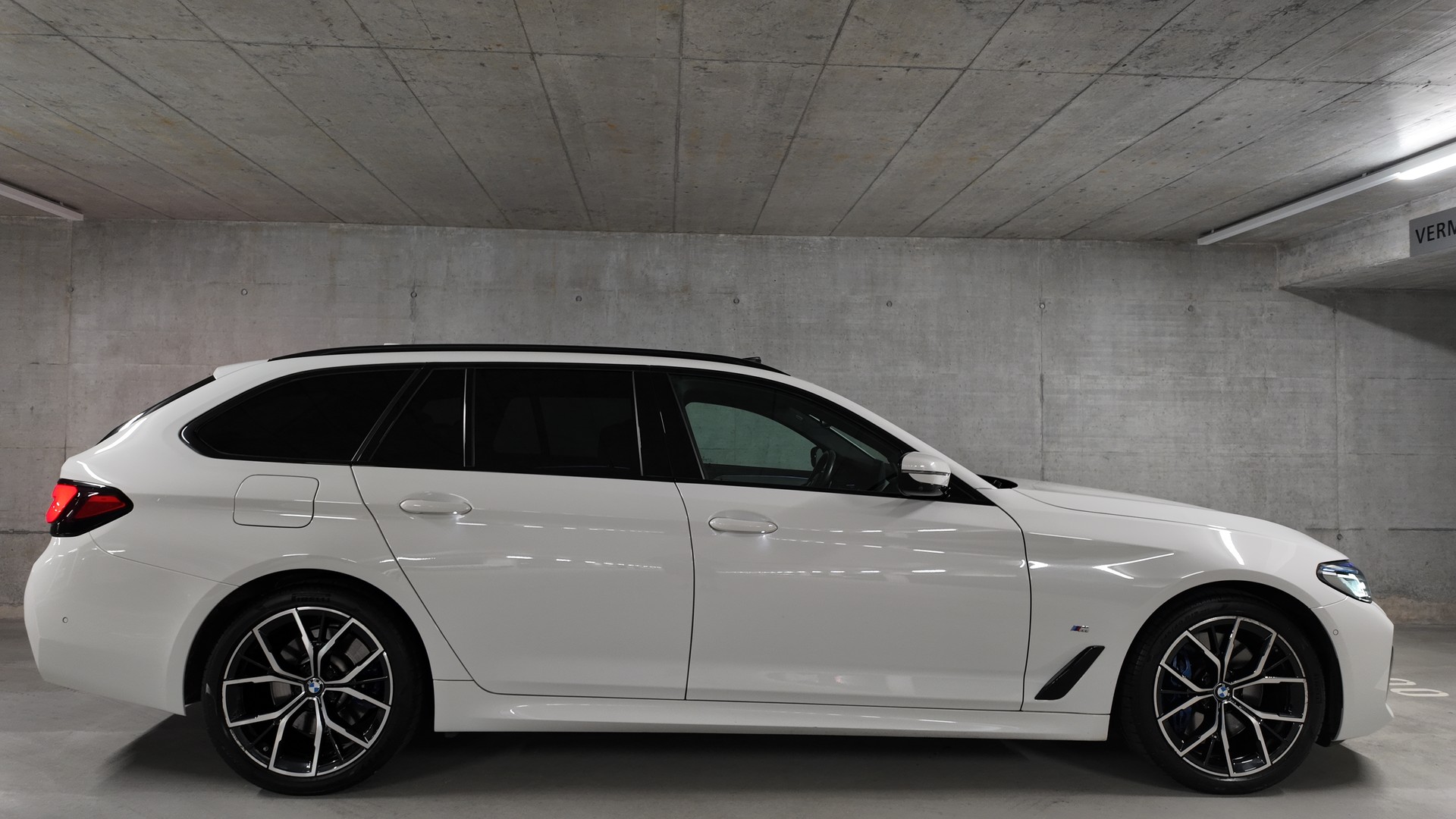 BMW 540d xDrive 48V Touring Pure M Sport Steptronic-showroom-element-3