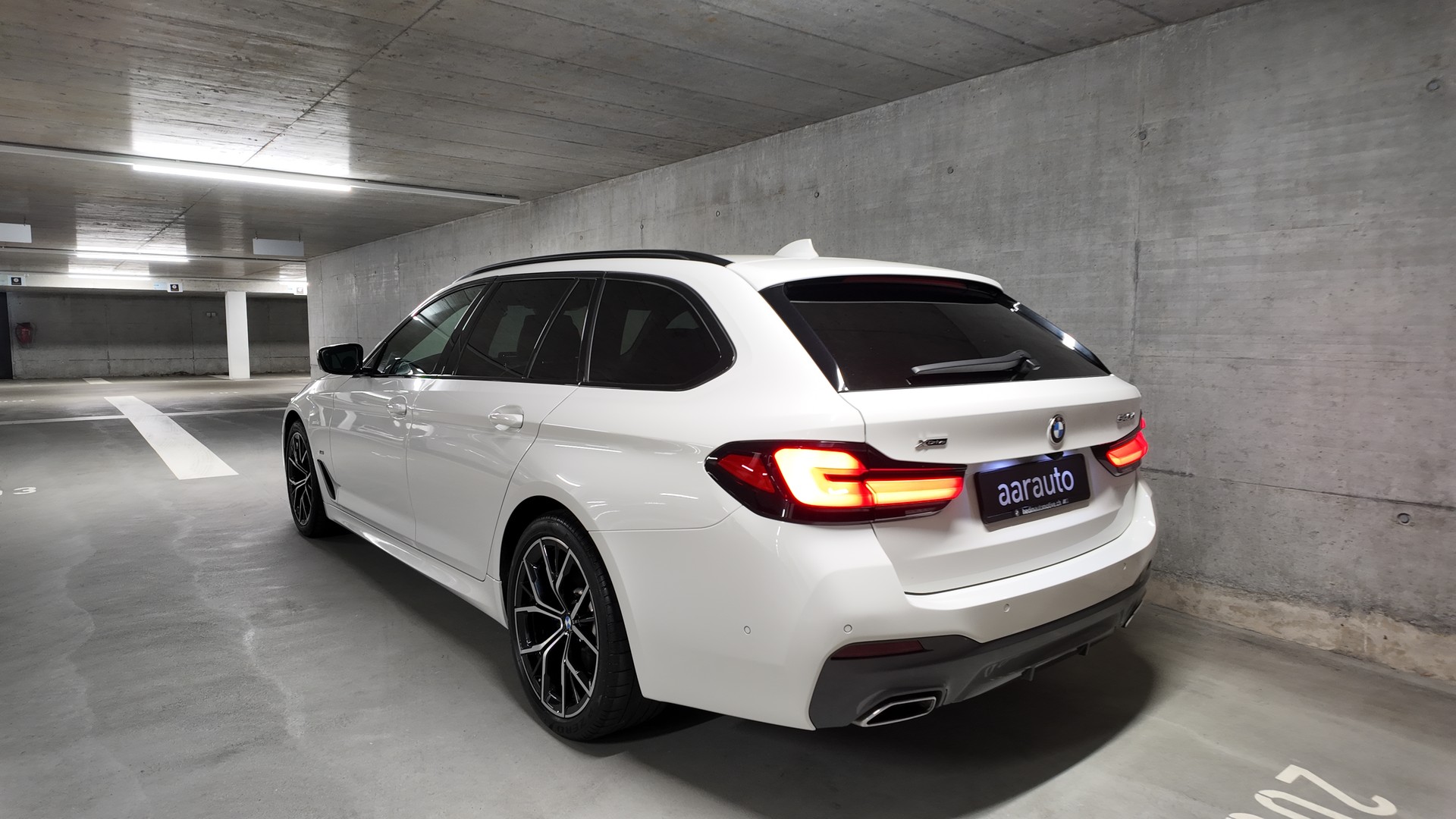 BMW 540d xDrive 48V Touring Pure M Sport Steptronic-showroom-element-1