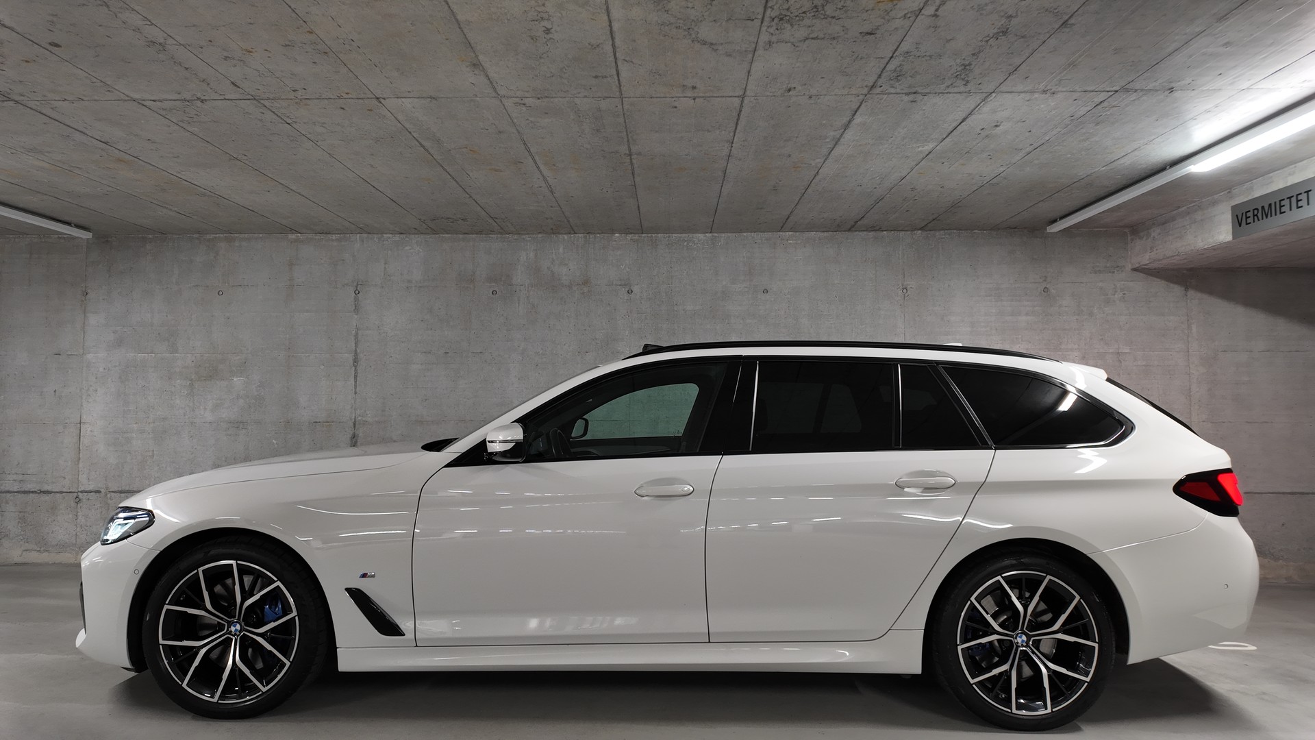 BMW 540d xDrive 48V Touring Pure M Sport Steptronic-showroom-element-2