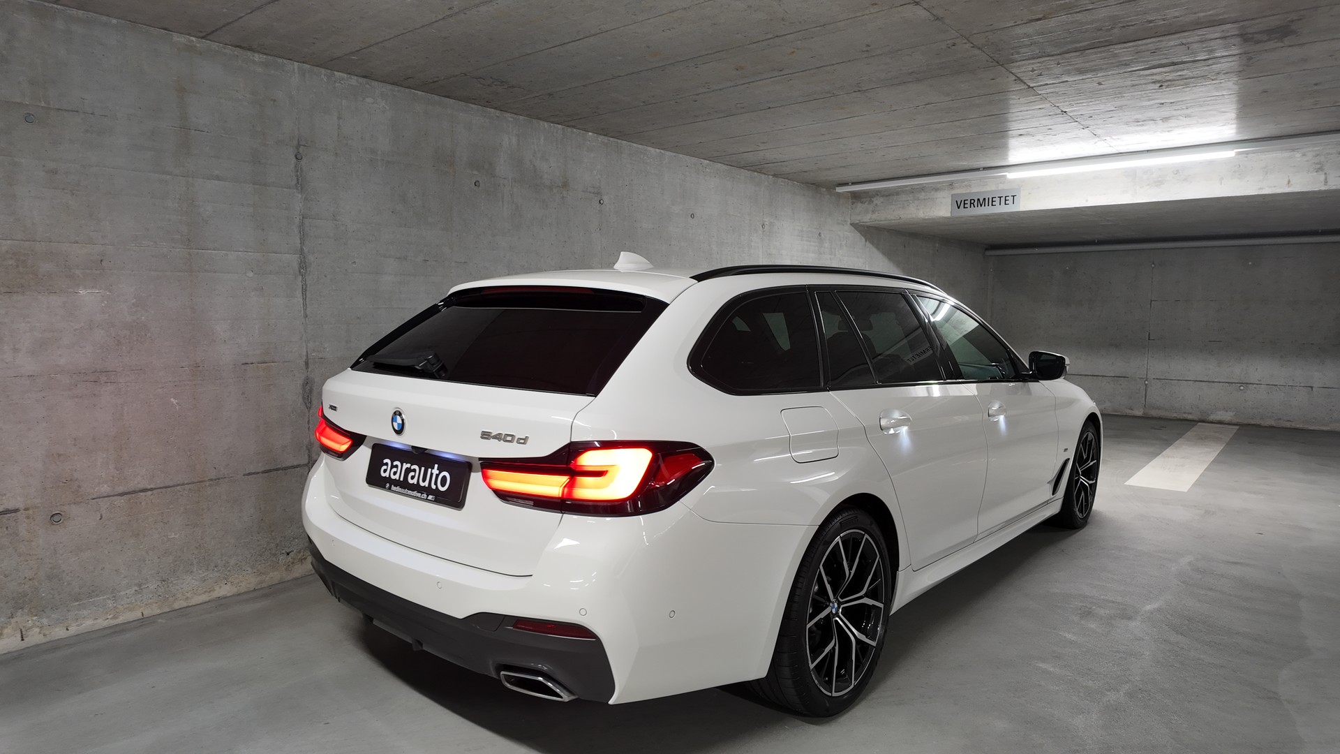 BMW 540d xDrive 48V Touring Pure M Sport Steptronic-image-4
