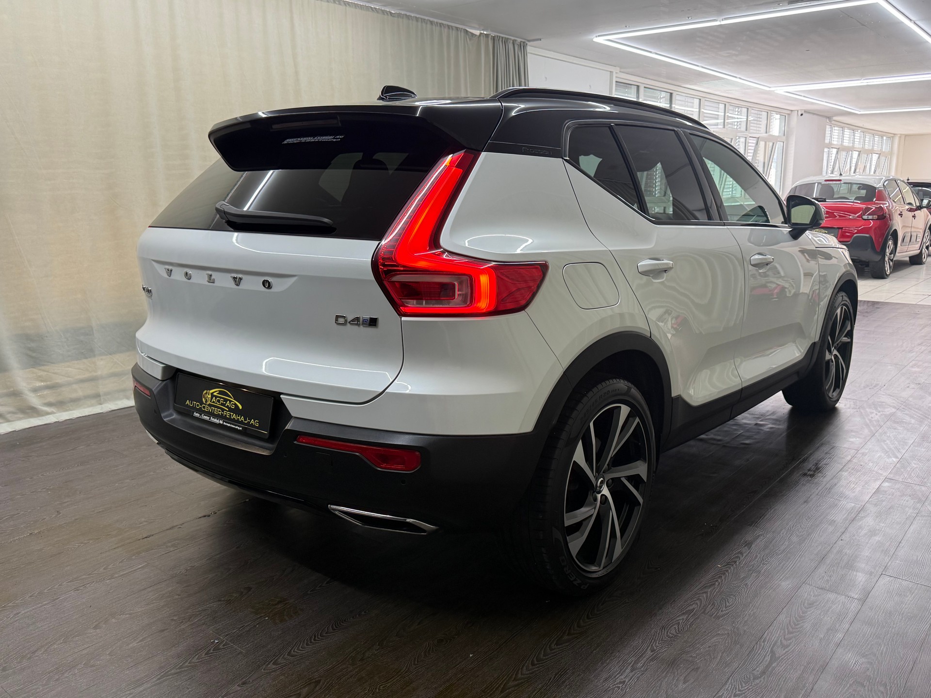 VOLVO XC40 D4 AWD R-Design Geartronic-showroom-element-3