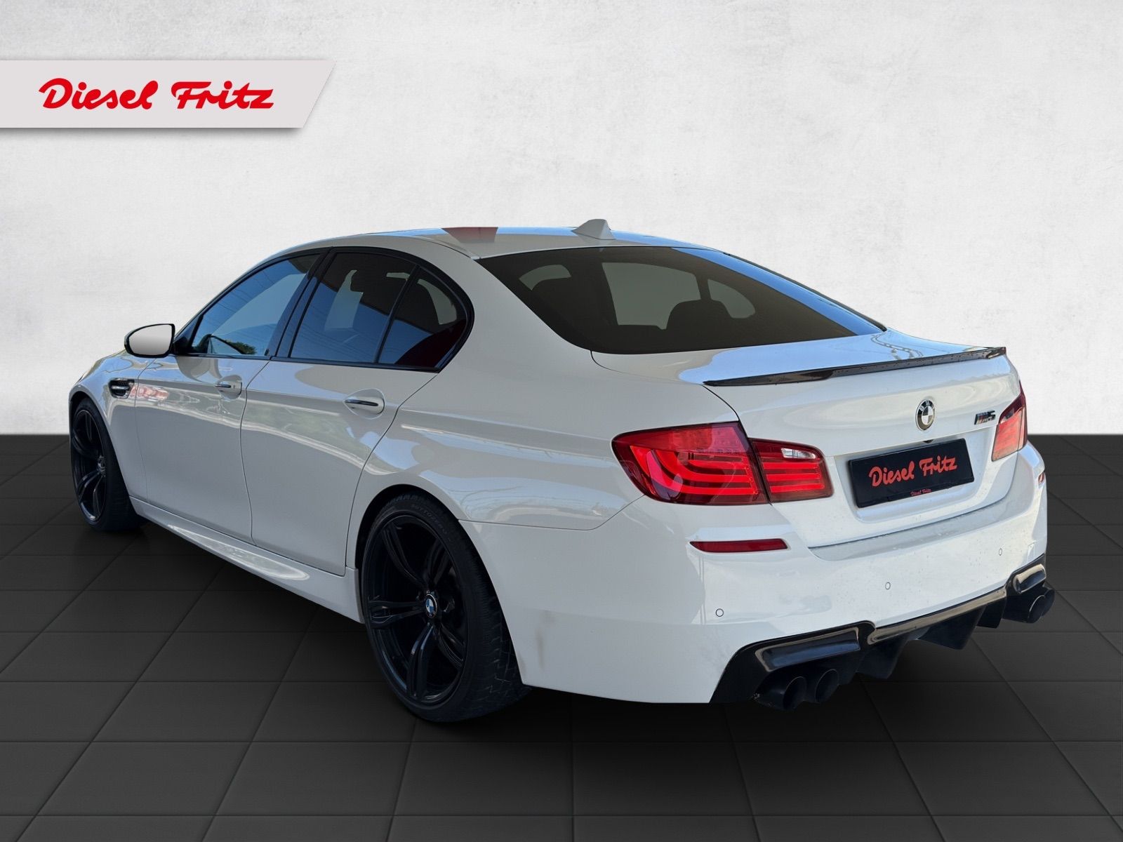 BMW M5 Drivelogic-showroom-element-2