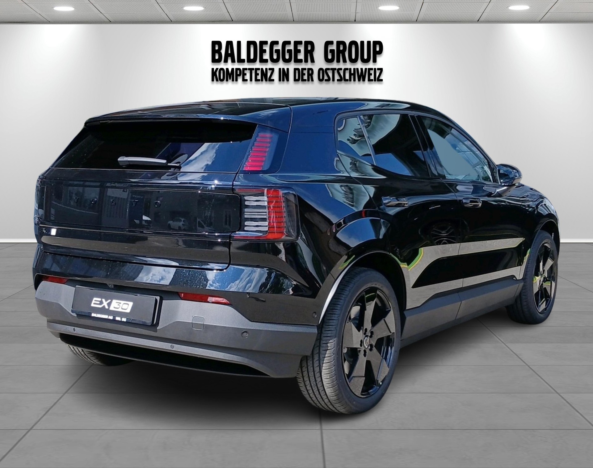 VOLVO EX 30 E60 Plus Swiss Black Edit-image-1