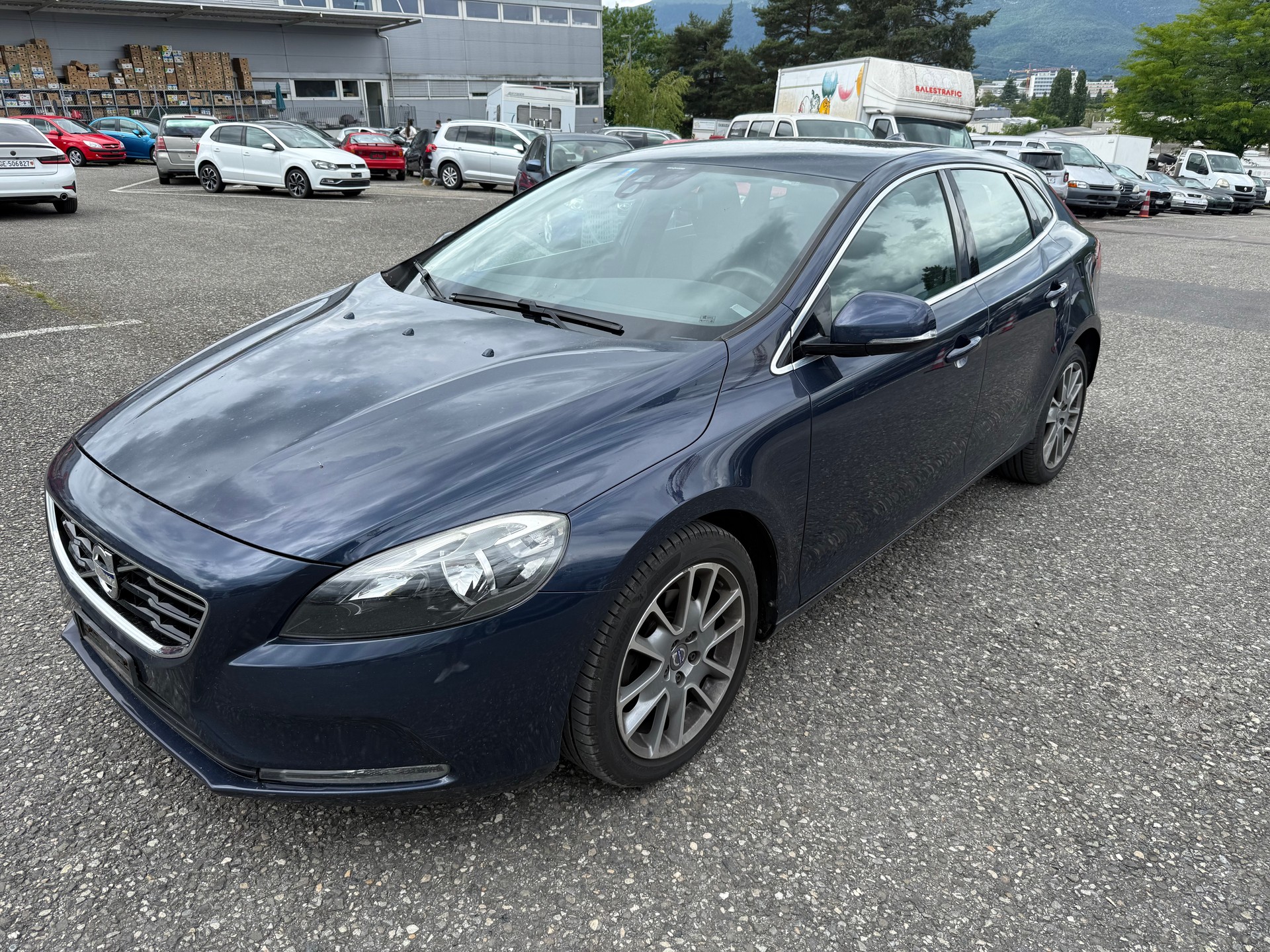 VOLVO V40 T3 Kinetic-image-0