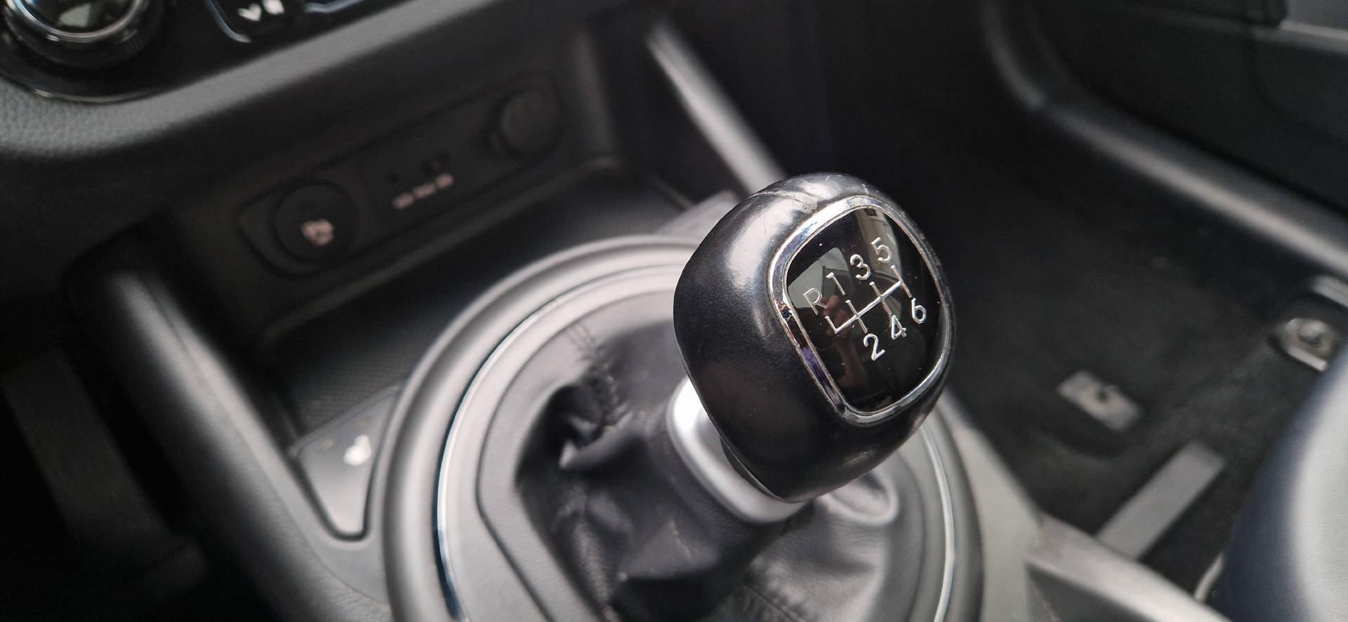 KIA Sportage 2.0 CRDi Style-image-11