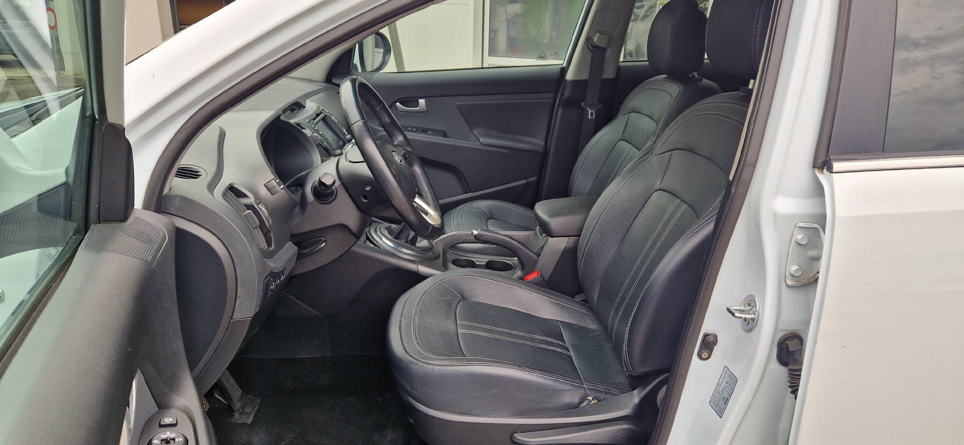 KIA Sportage 2.0 CRDi Style-image-4